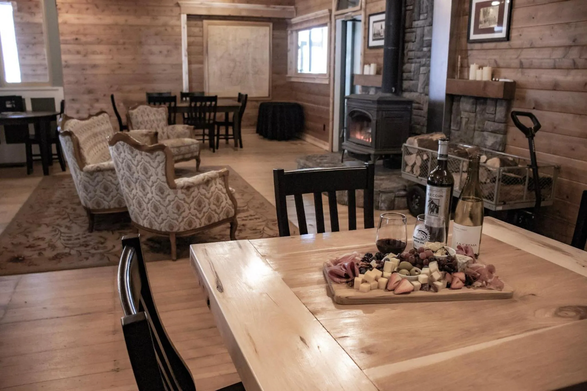 Lobby or reception in McCloud River Bed and Breakfast