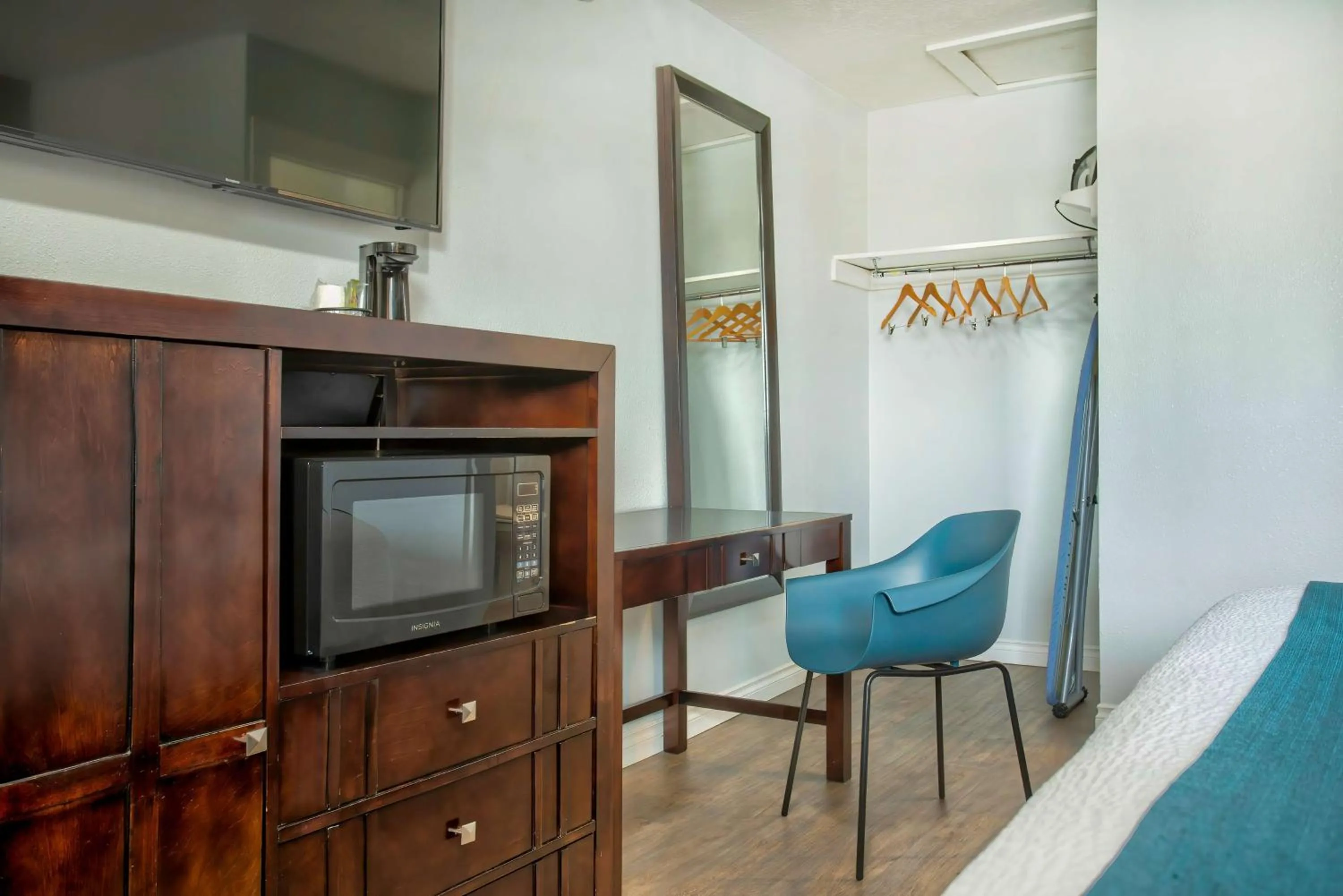 Photo of the whole room, Bed in Studio 6 Suites - Albany, OR