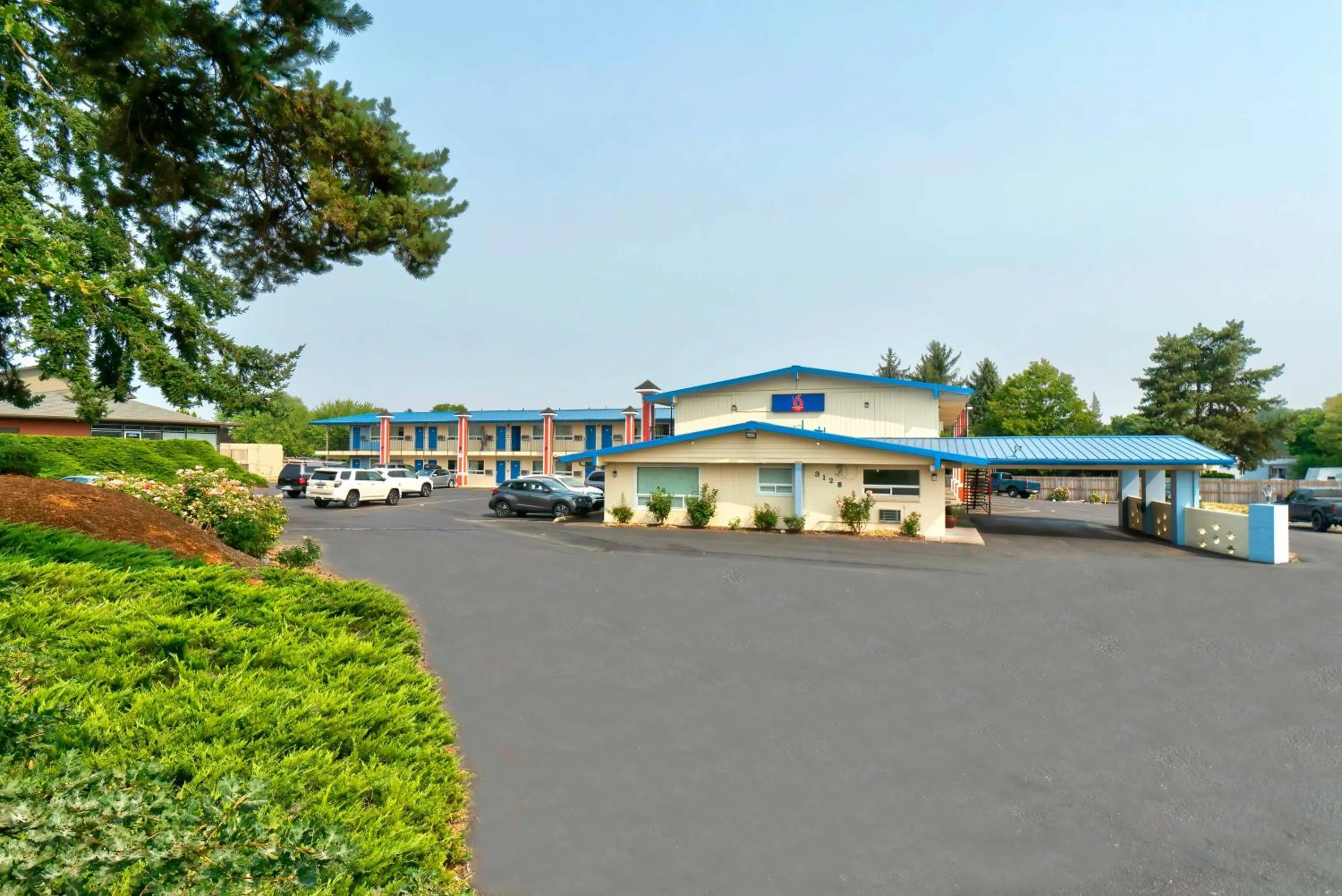 Property building in Studio 6 Suites - Albany, OR