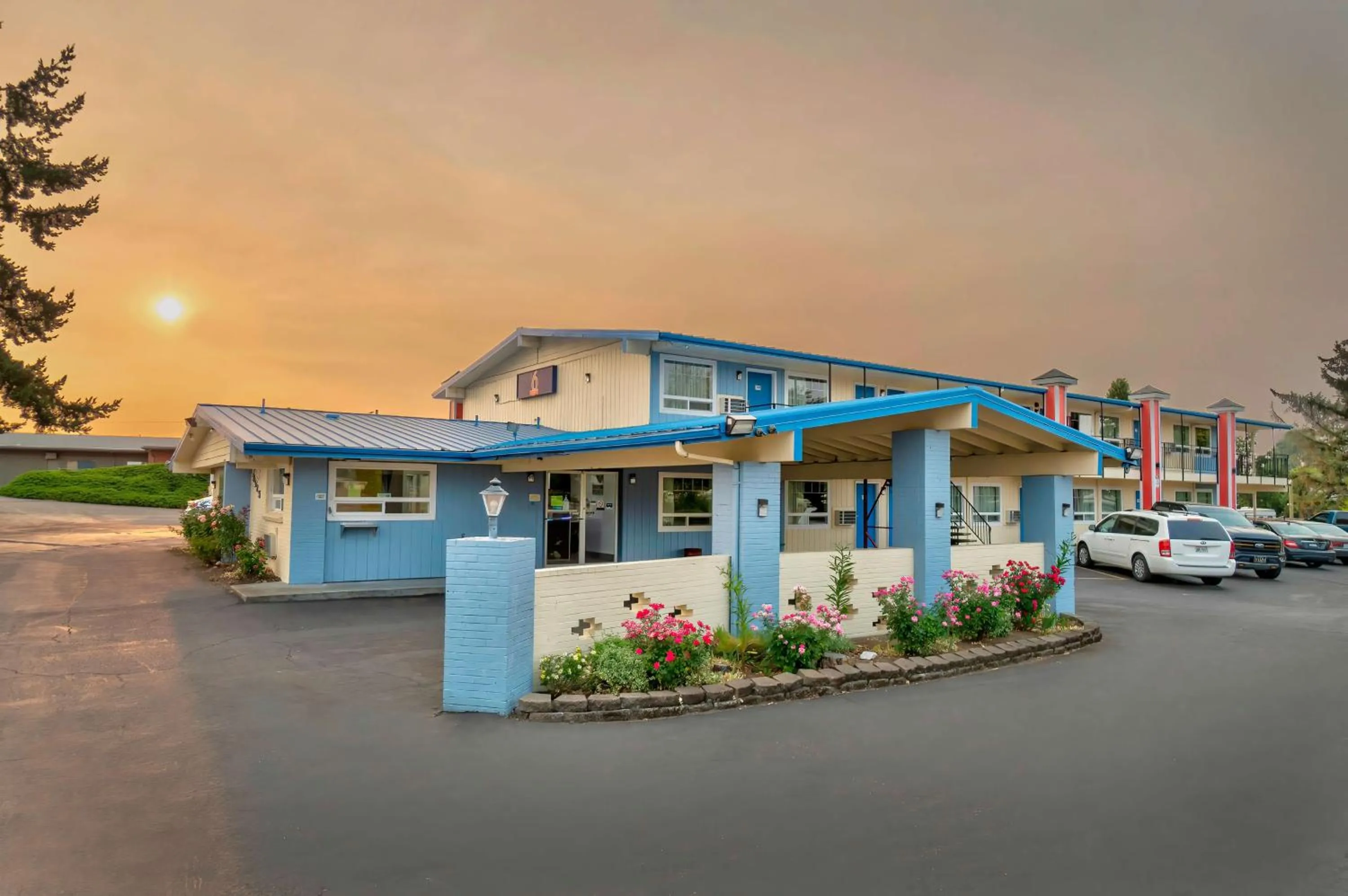 Property building in Studio 6 Suites - Albany, OR