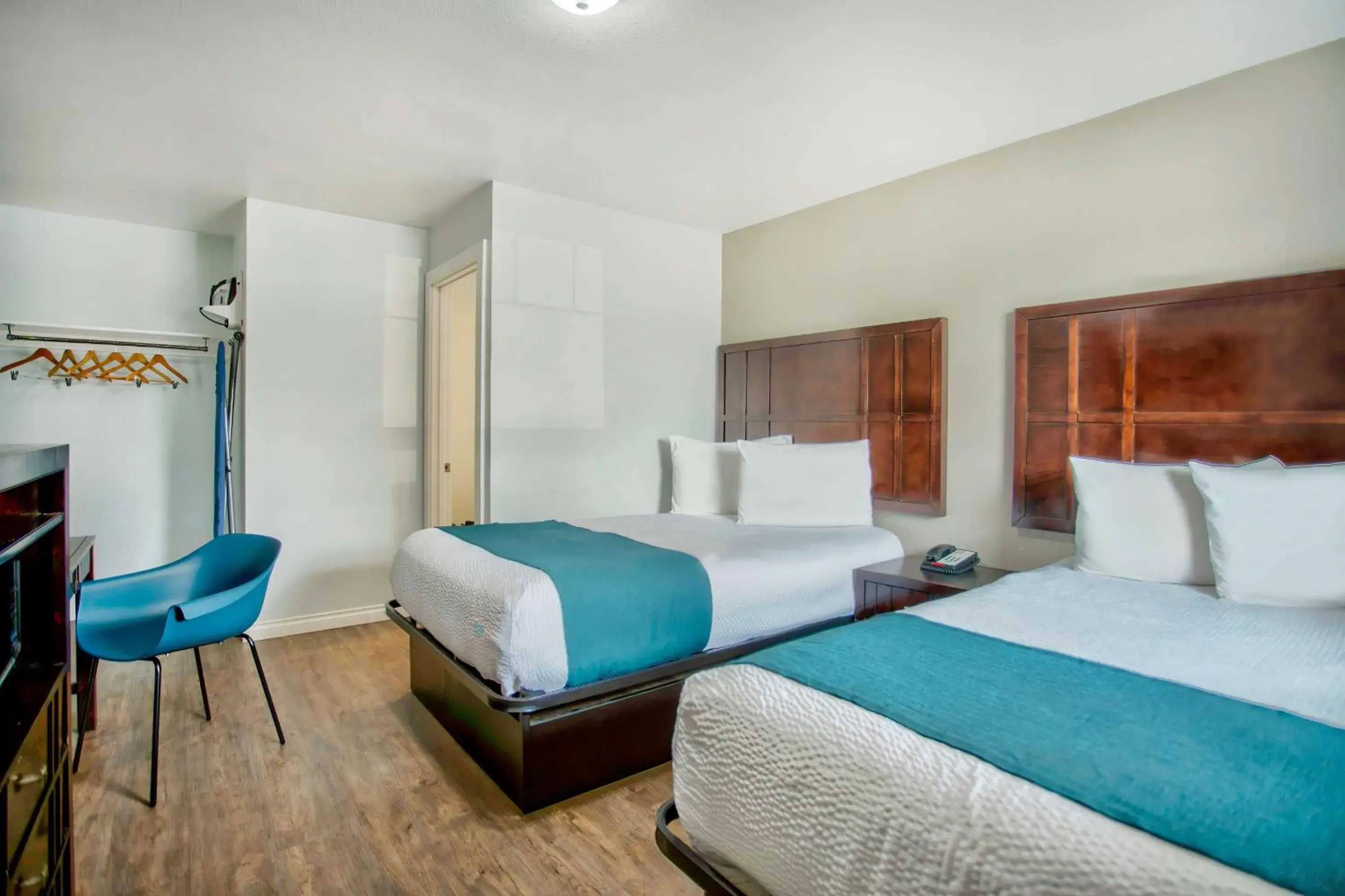 Queen Room with Two Queen Beds - Non-Smoking in Studio 6 Suites - Albany, OR Queen Room with Two Queen Beds - Non-Smoking in Studio 6 Suites - Albany, OR