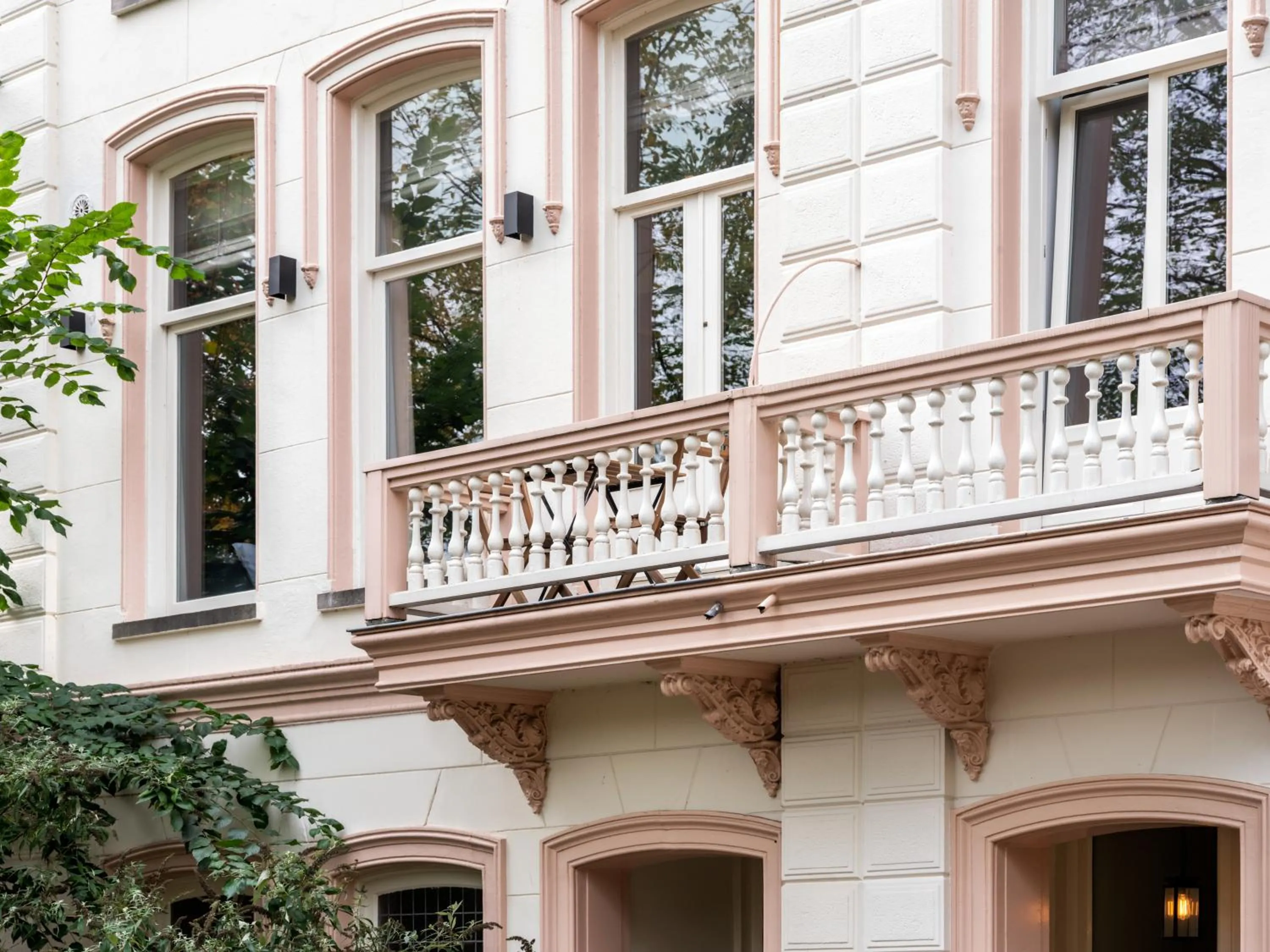 Property building in Spinoza Suites