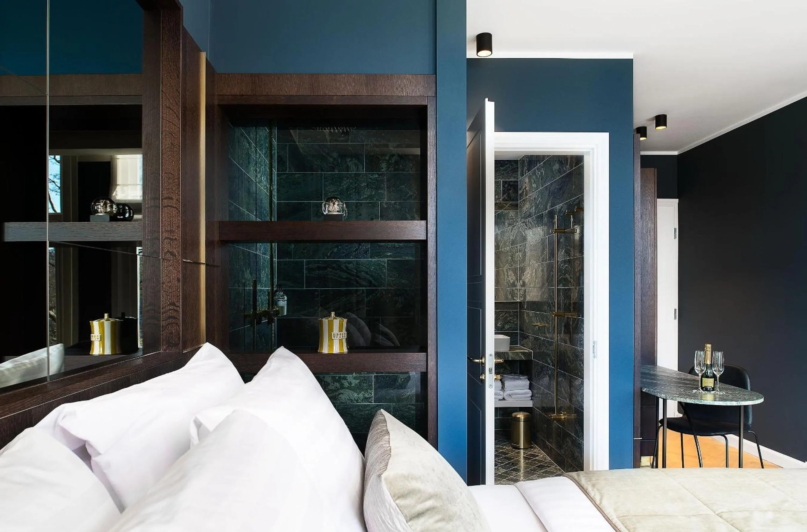 Bathroom in Spinoza Suites