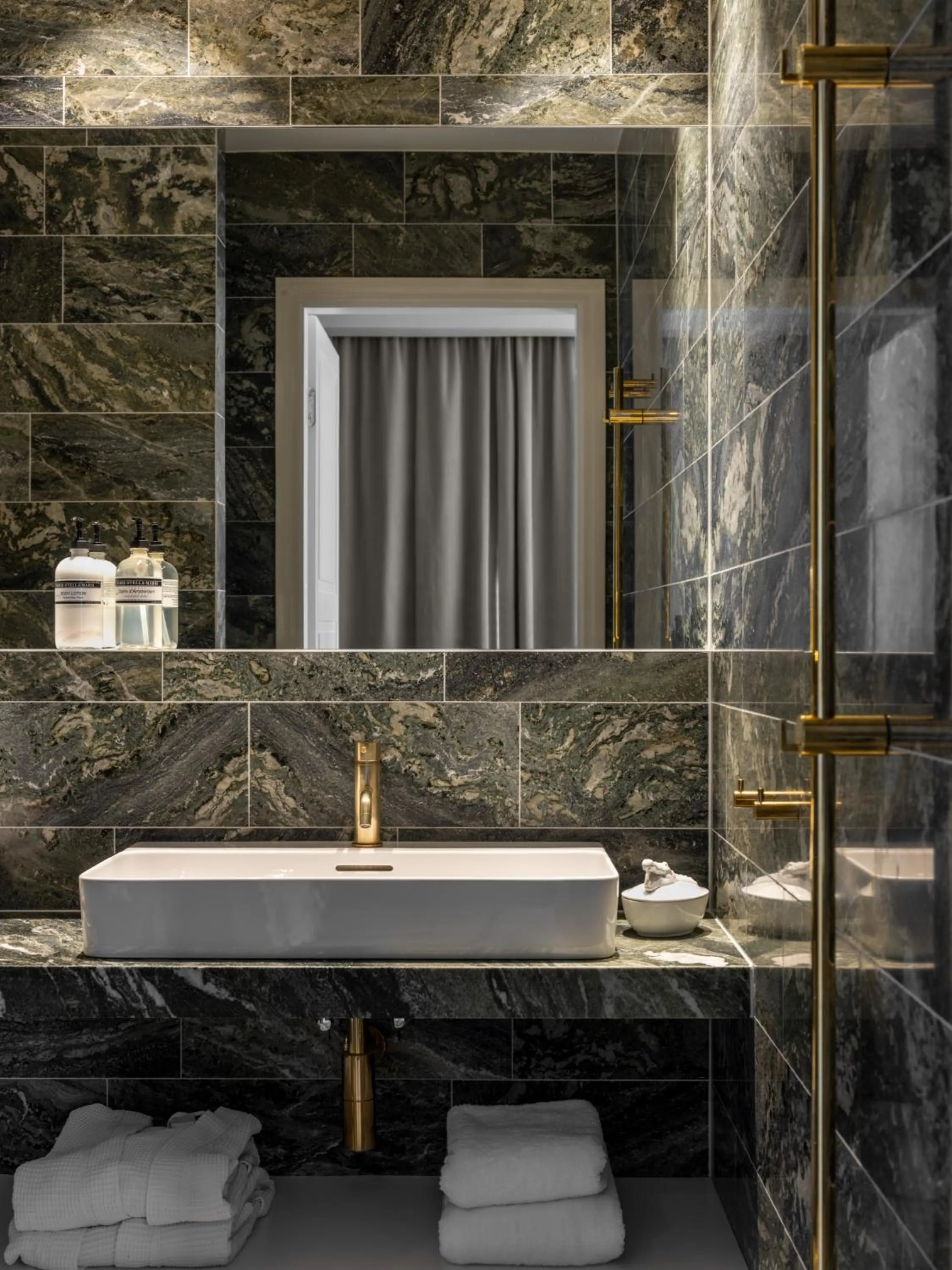 Bathroom in Spinoza Suites