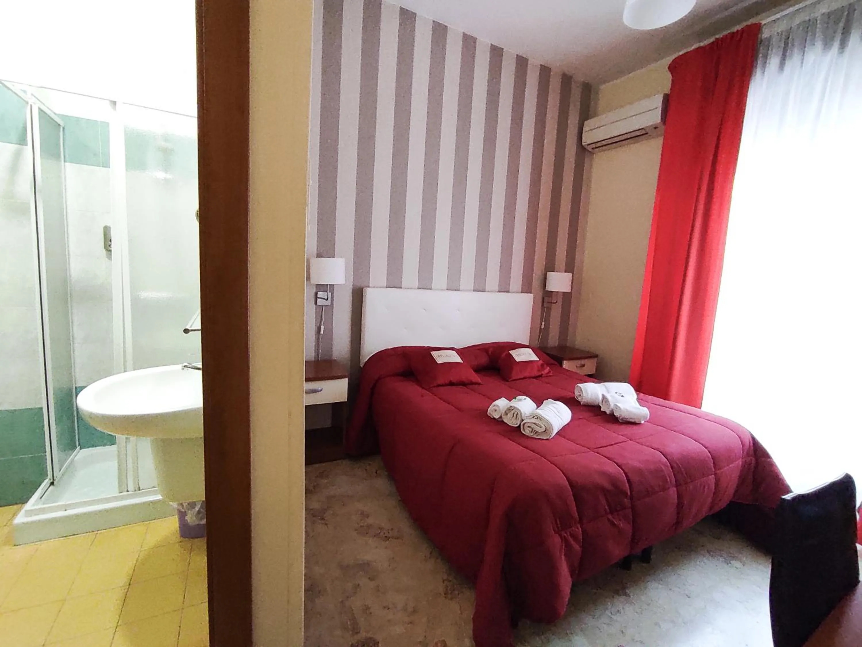 Photo of the whole room, Bed in Abacus