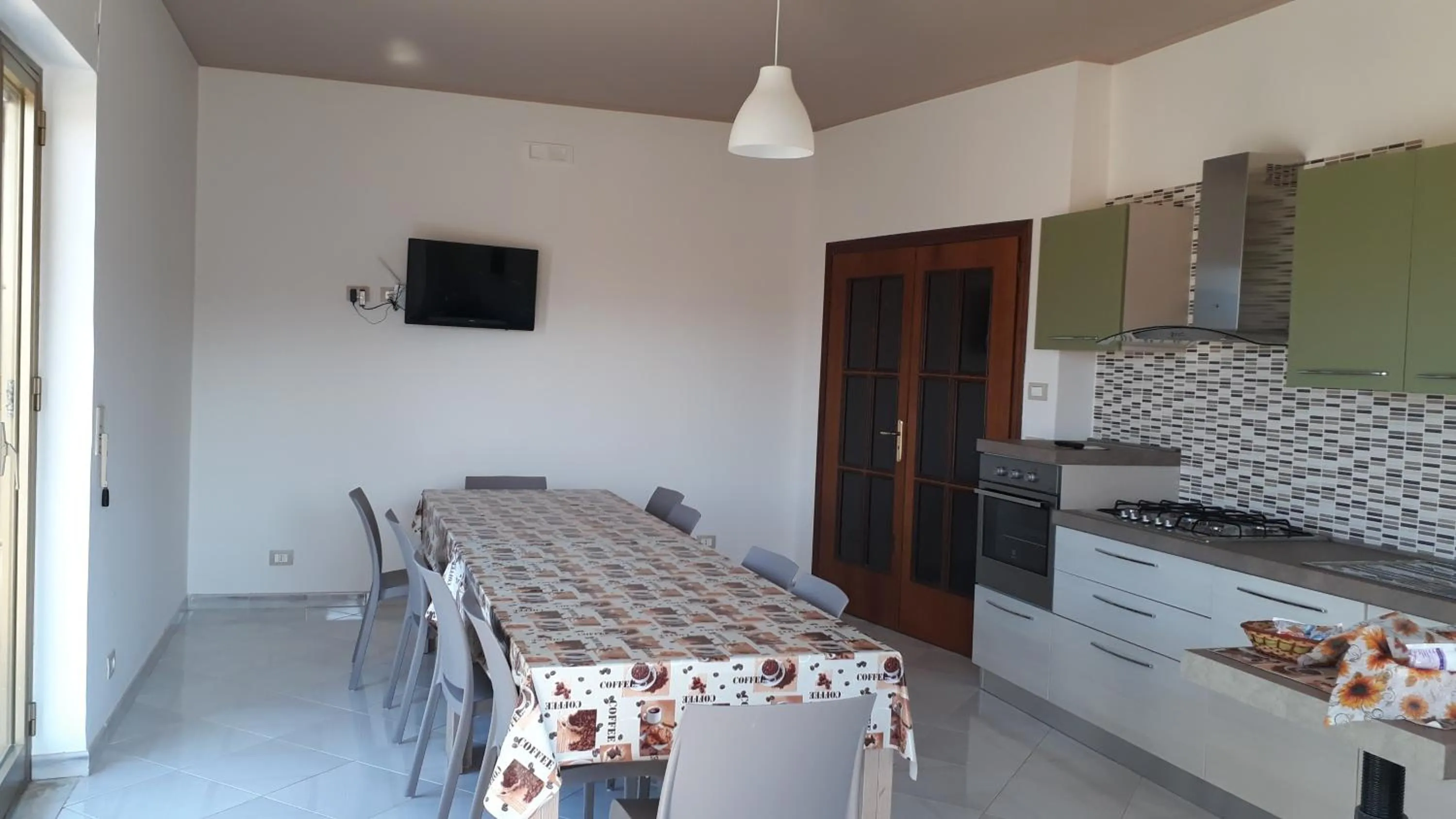 Communal lounge/ TV room in LA CASA DI MAMMA 'NTO