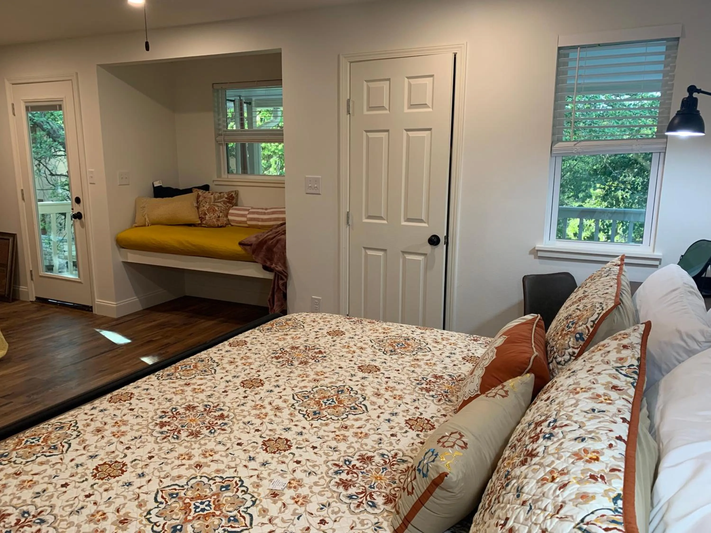 Photo of the whole room, Bed in Lamb's Rest Inn