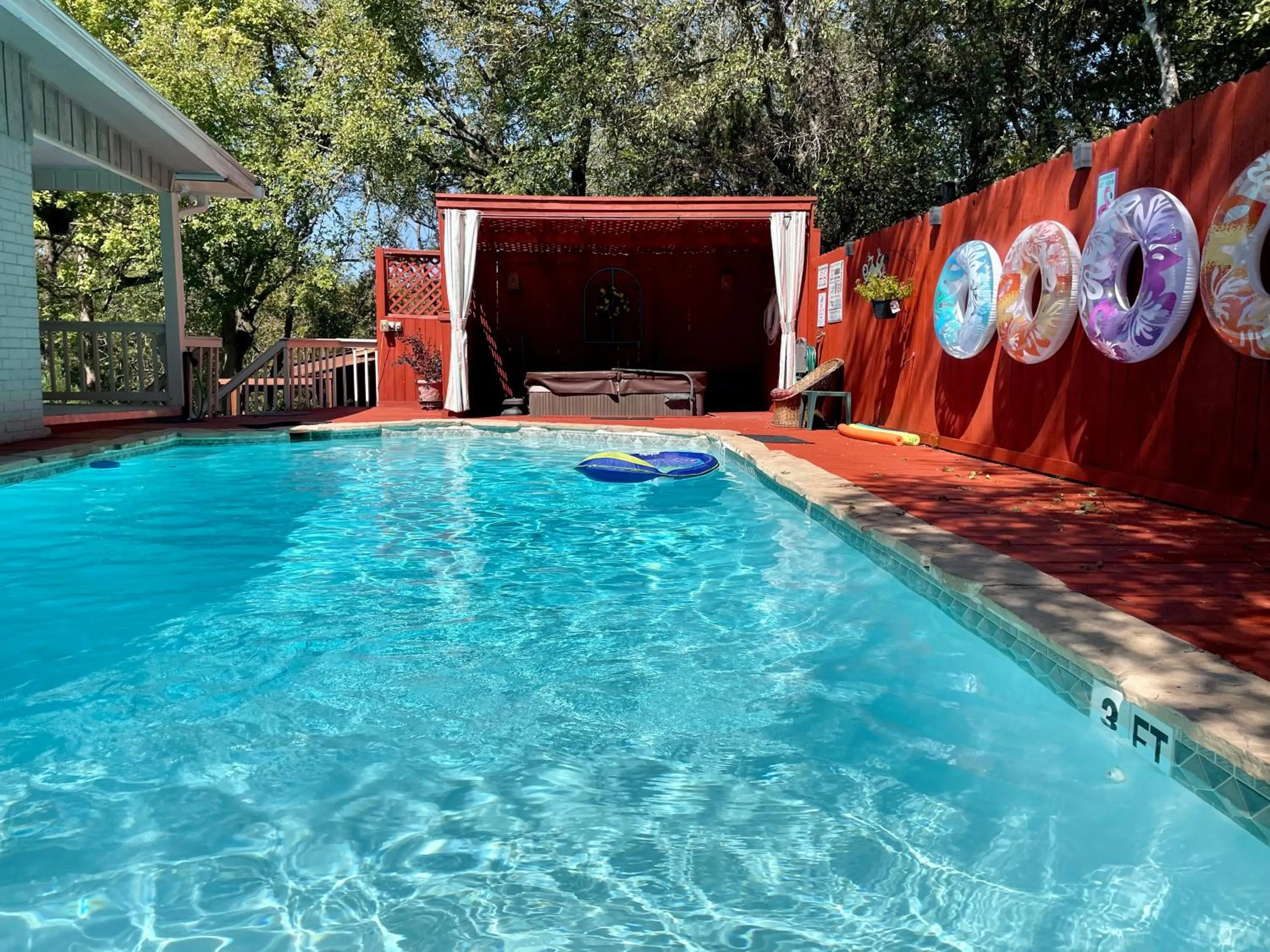 Swimming pool in Lamb's Rest Inn