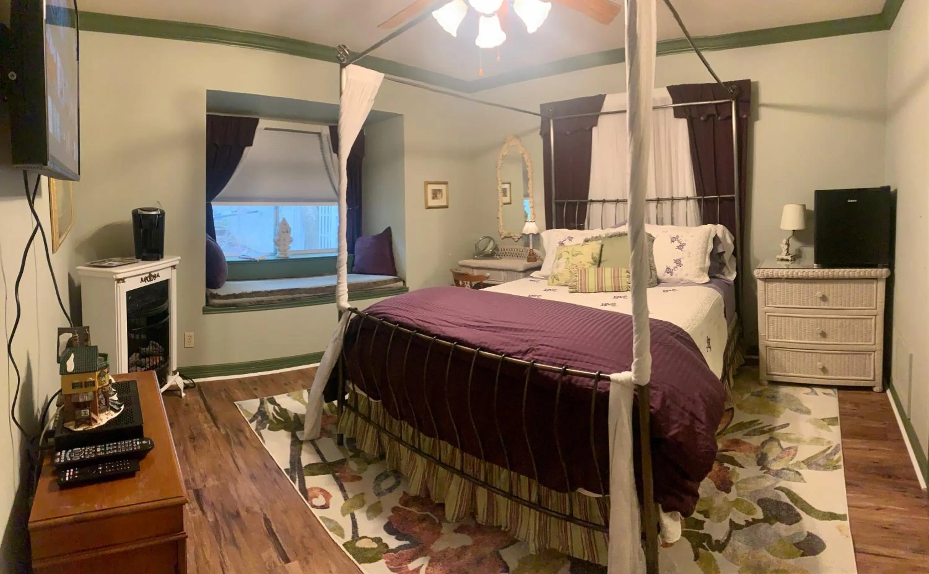 Photo of the whole room, Bed in Lamb's Rest Inn