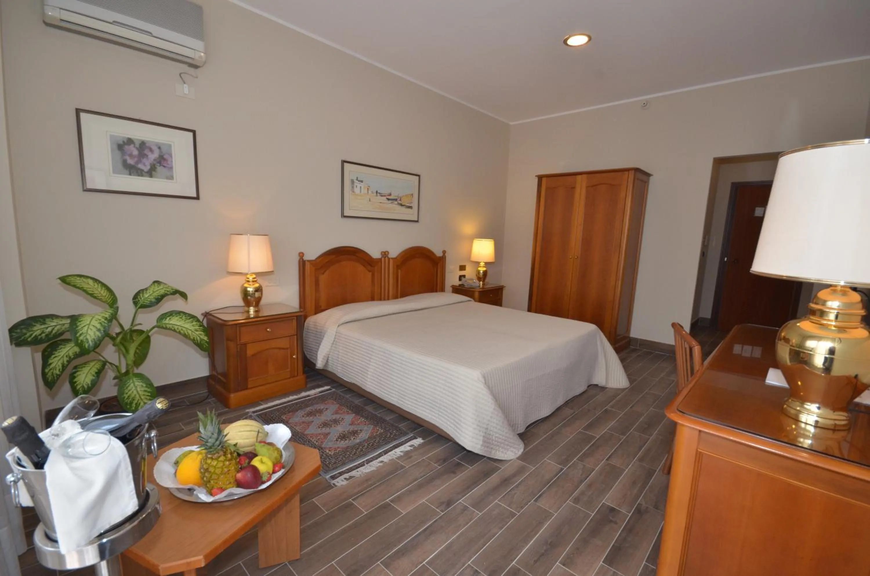 Bedroom, Bed in Garden Hotel