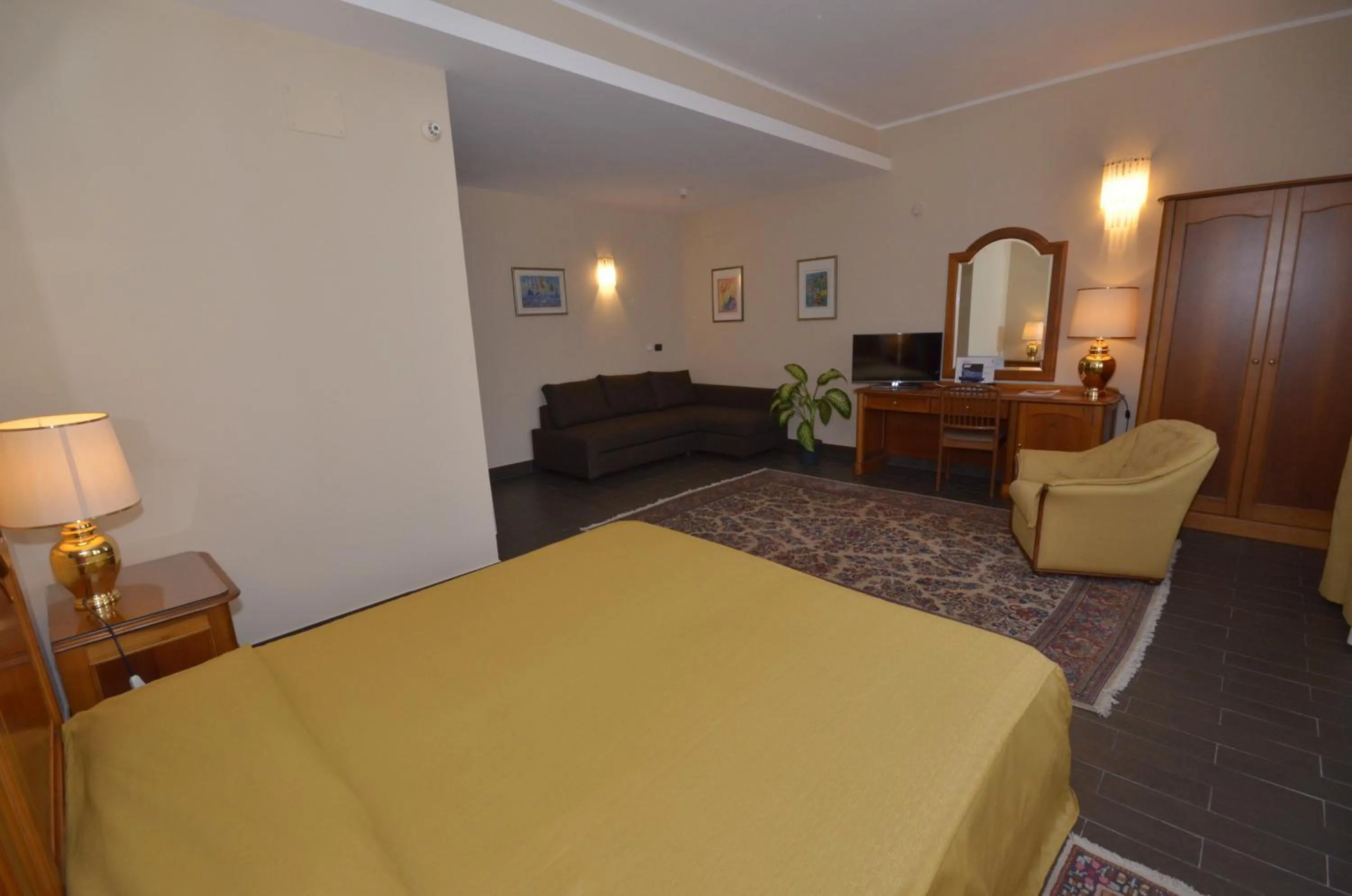 Bedroom, Bed in Garden Hotel