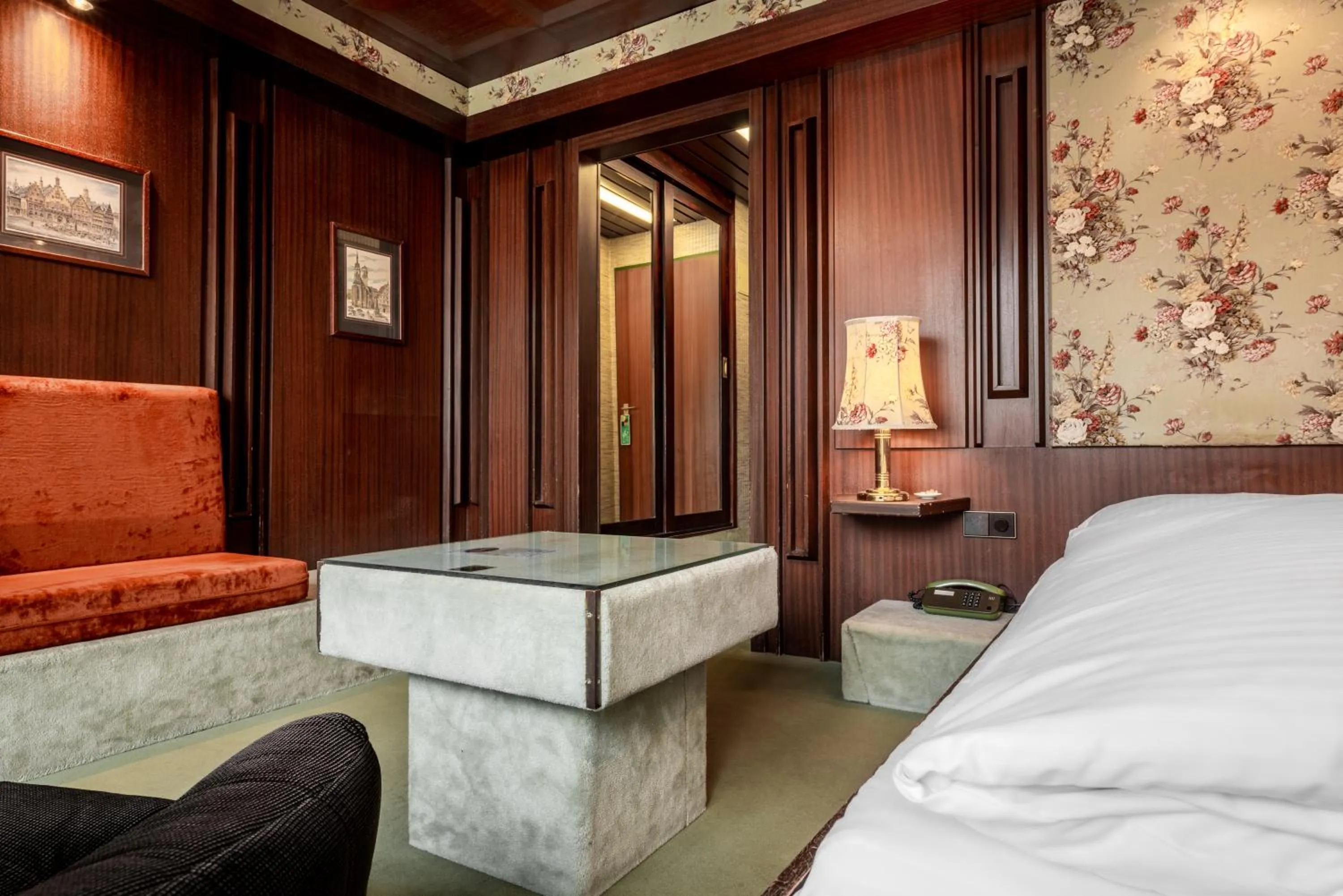 Seating area, Bed in Hotel Spahr