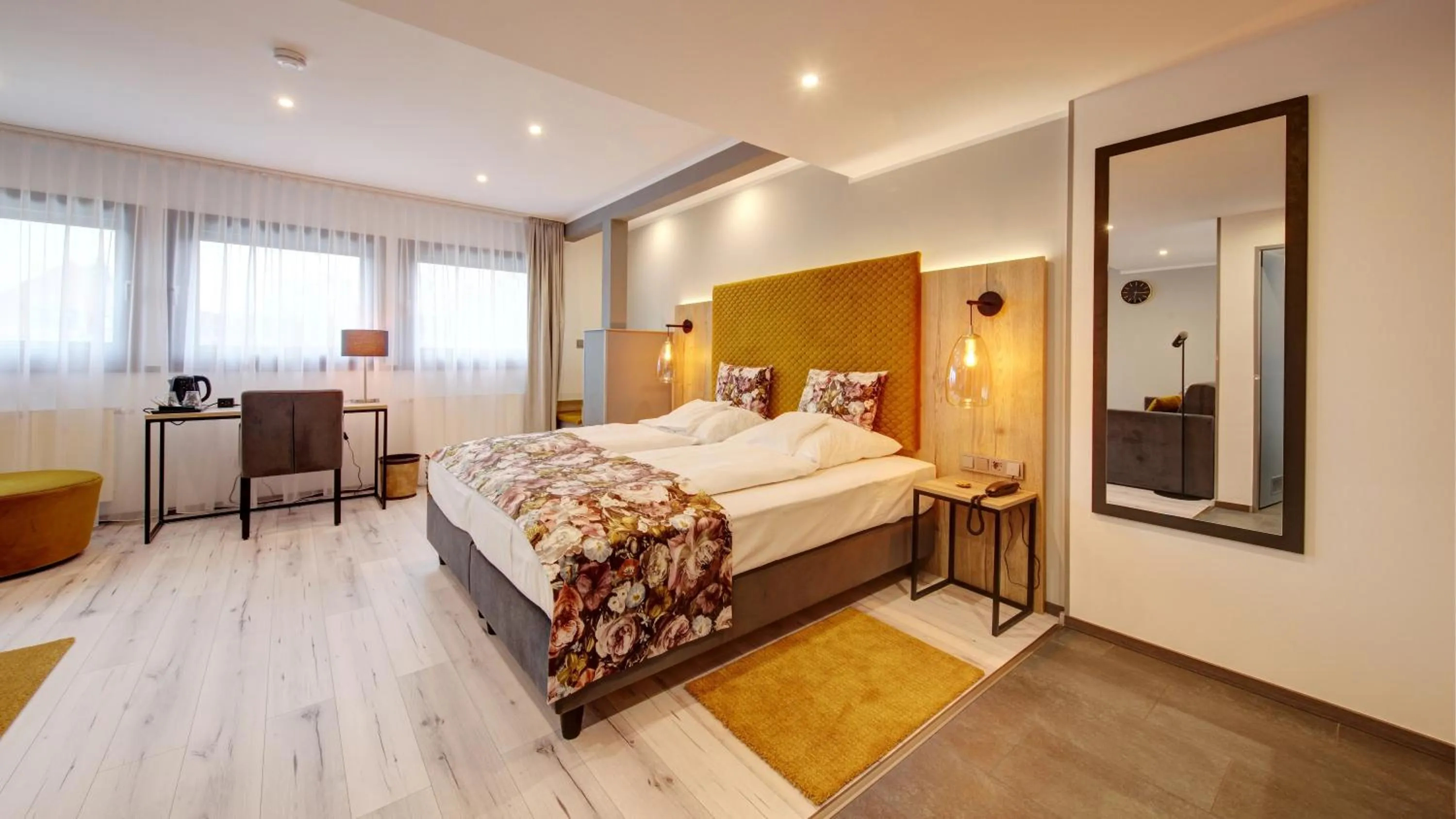 Living room, Bed in Hotel Spahr