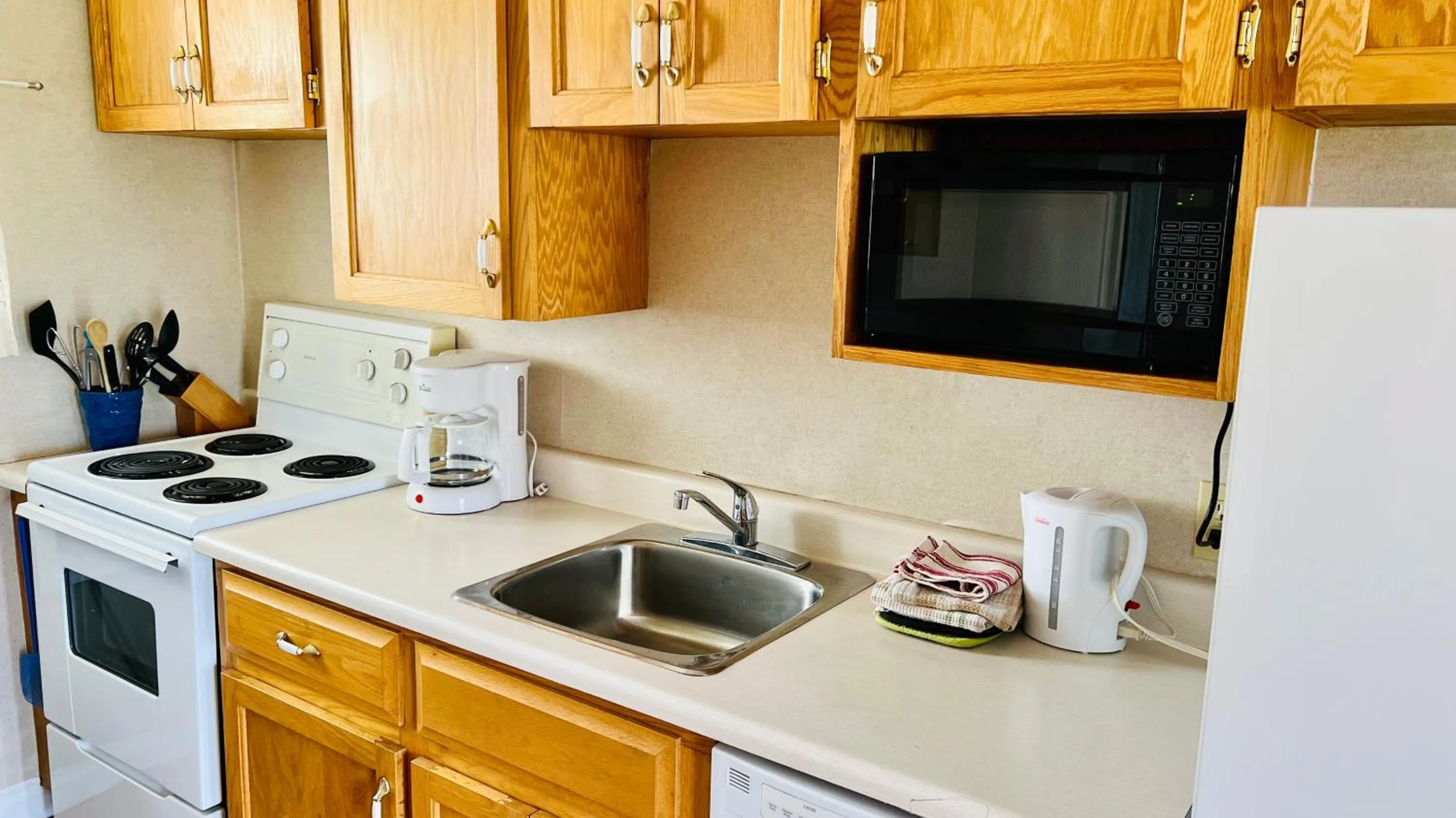 Coffee/tea facilities in Anne Shirley Motel & Cottages