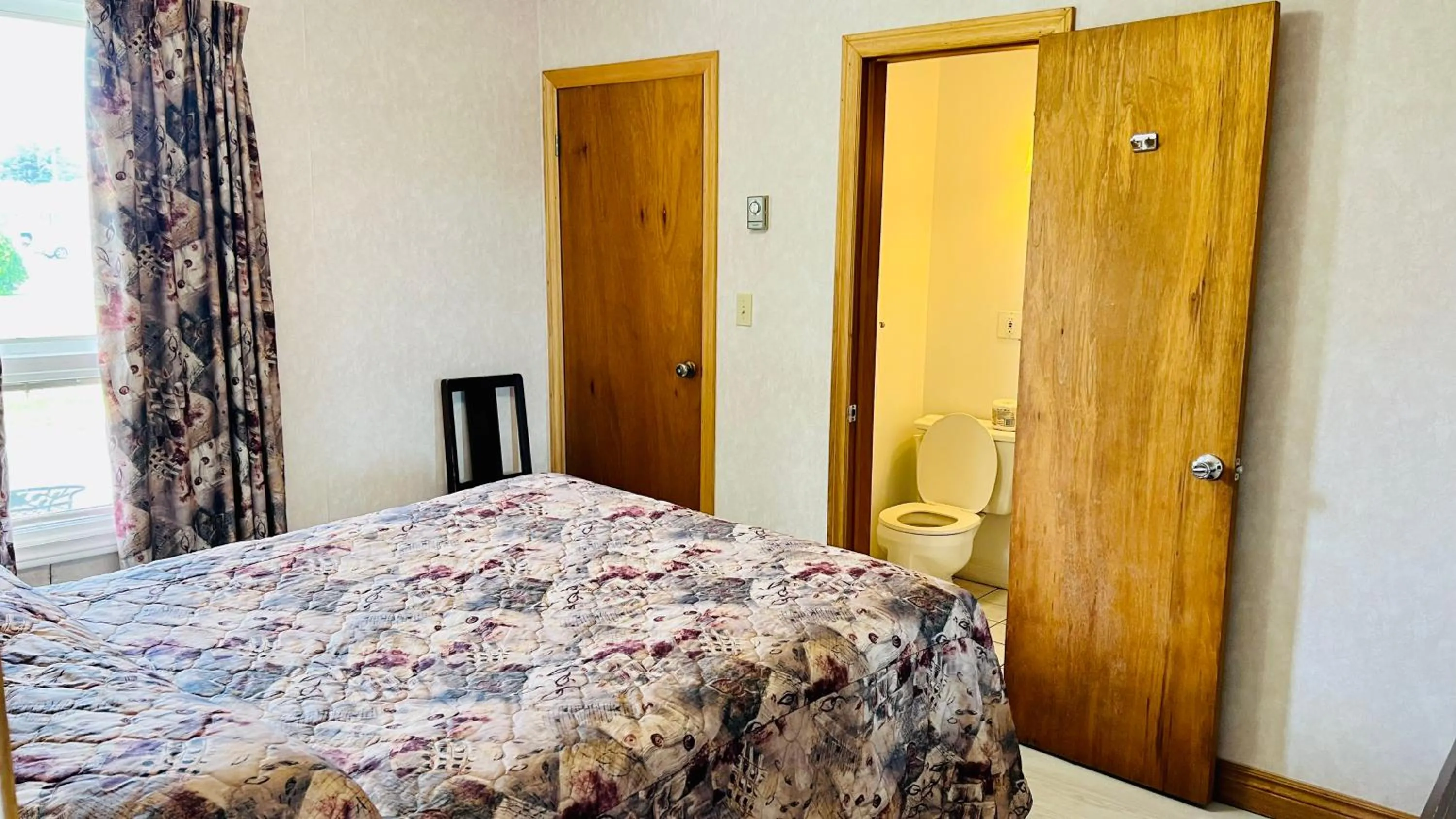 Bedroom, Bed in Anne Shirley Motel & Cottages