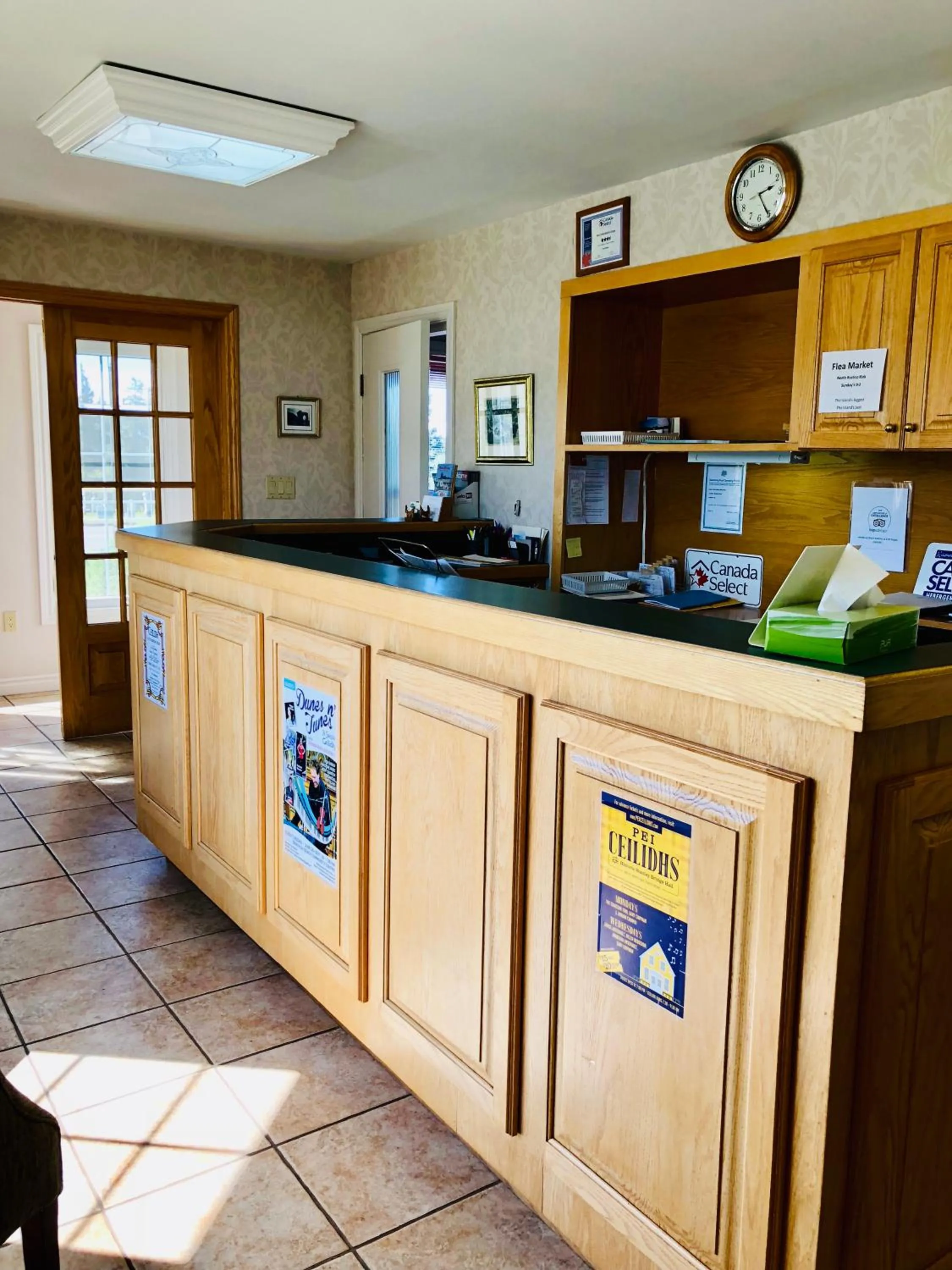 Lobby or reception in Anne Shirley Motel & Cottages