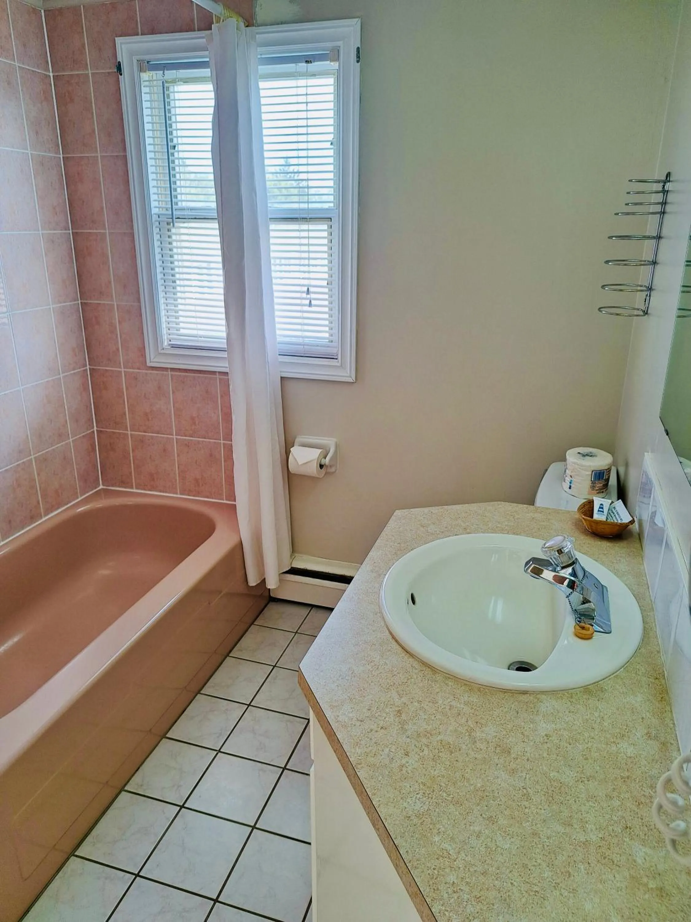 Bathroom in Anne Shirley Motel & Cottages