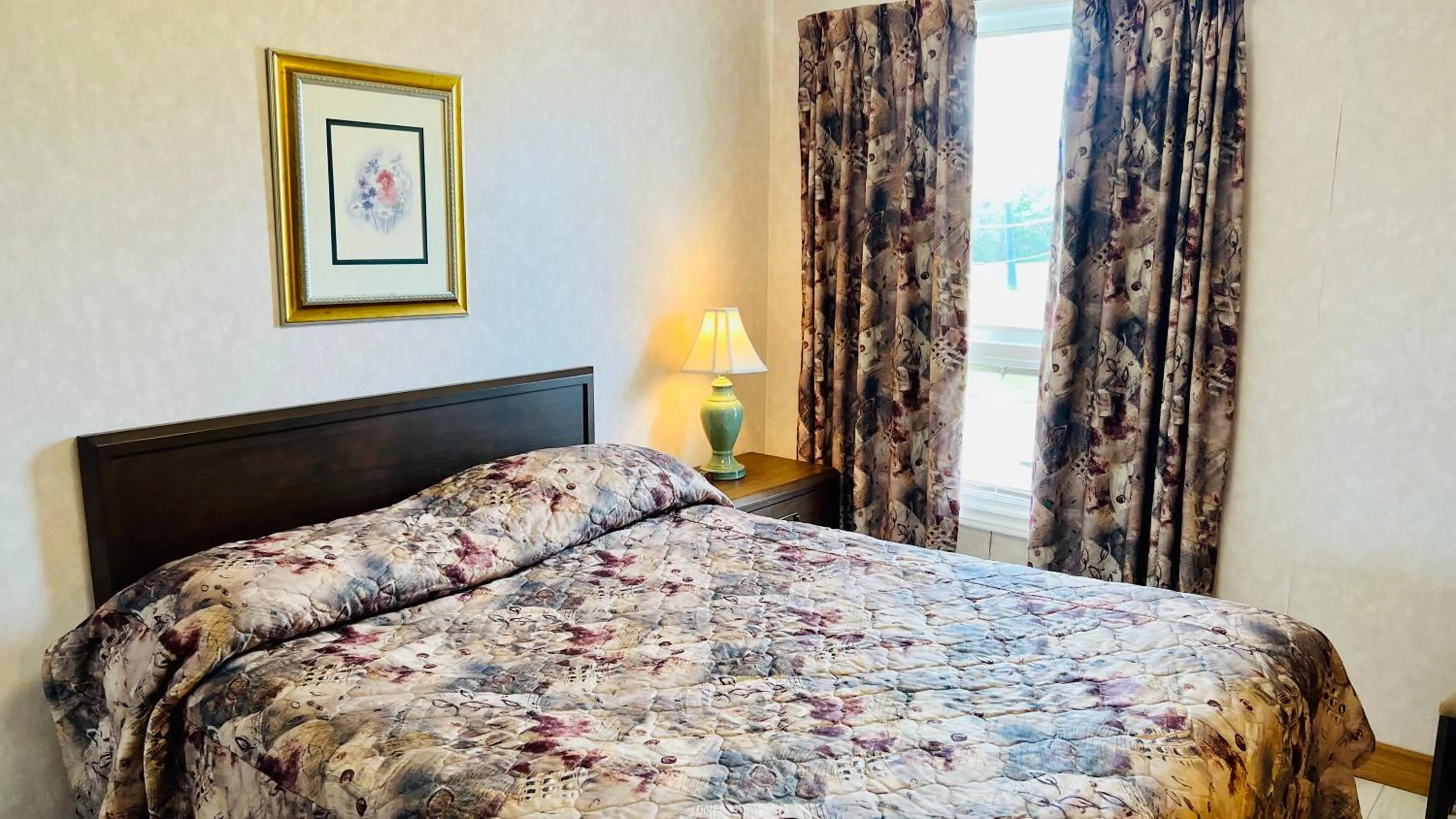 Bedroom, Bed in Anne Shirley Motel & Cottages