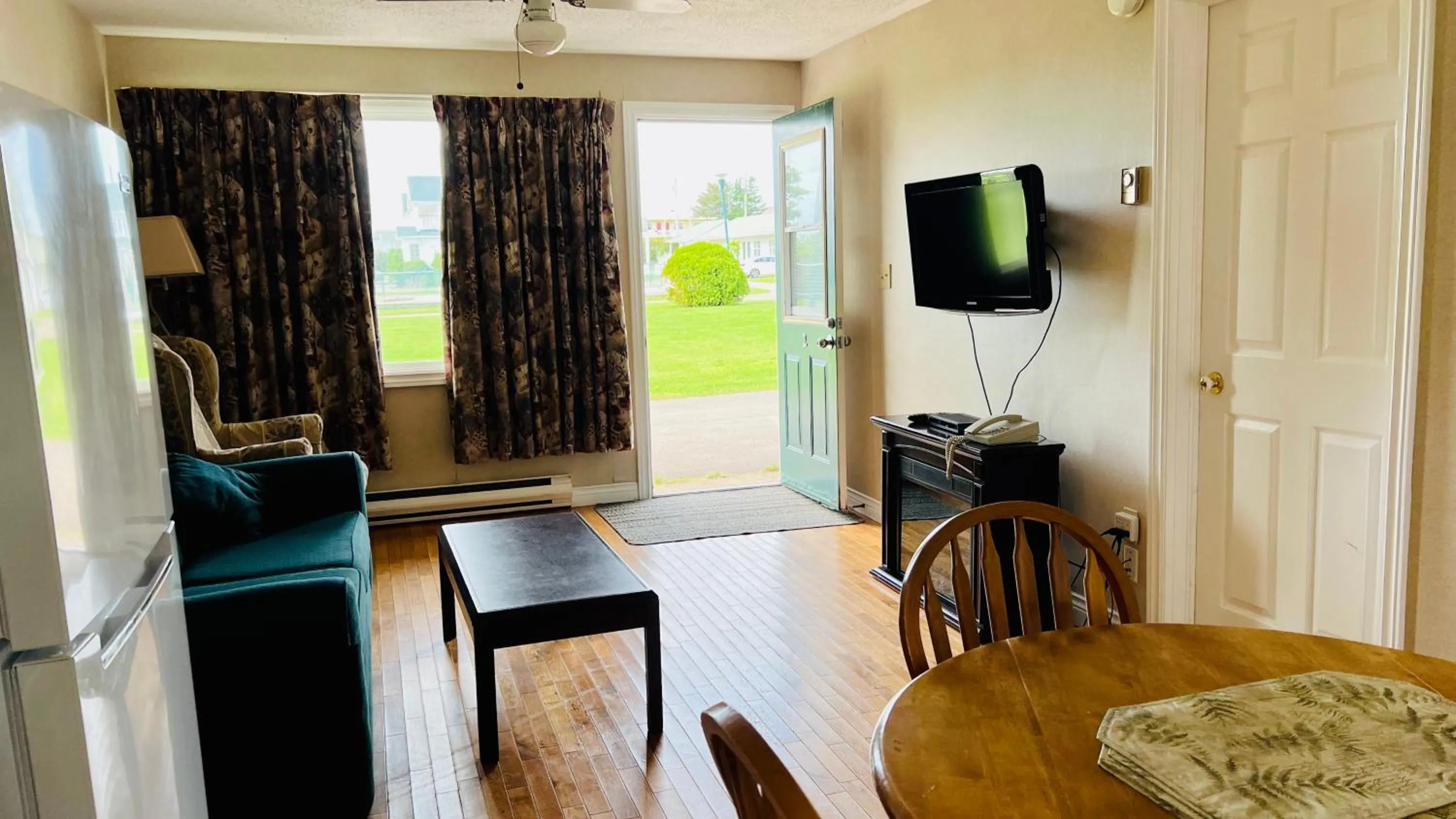 TV and multimedia in Anne Shirley Motel & Cottages