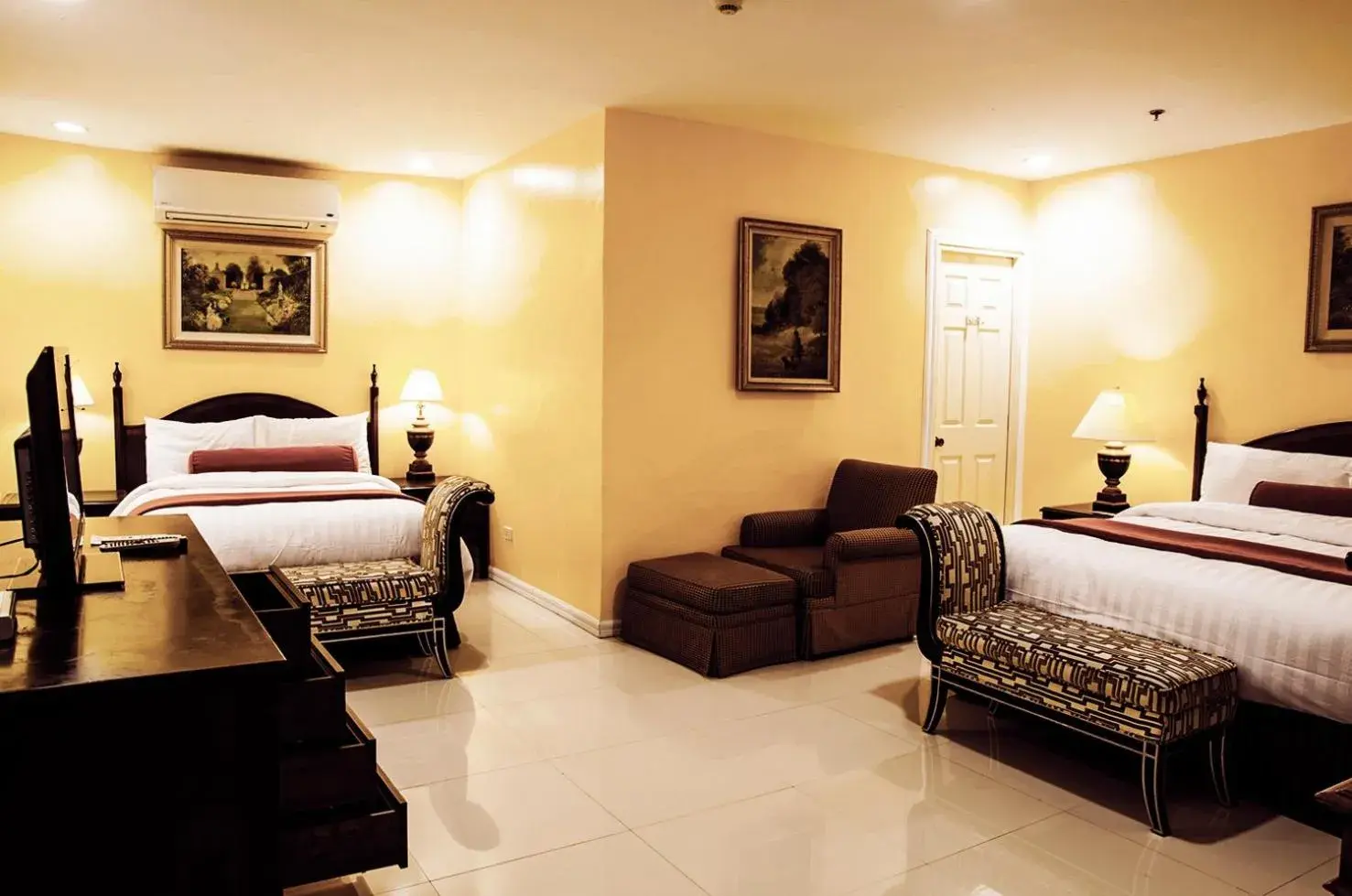 Deluxe Family Room in Dreamwave Hotel Santiago Deluxe Family Room in Dreamwave Hotel Santiago