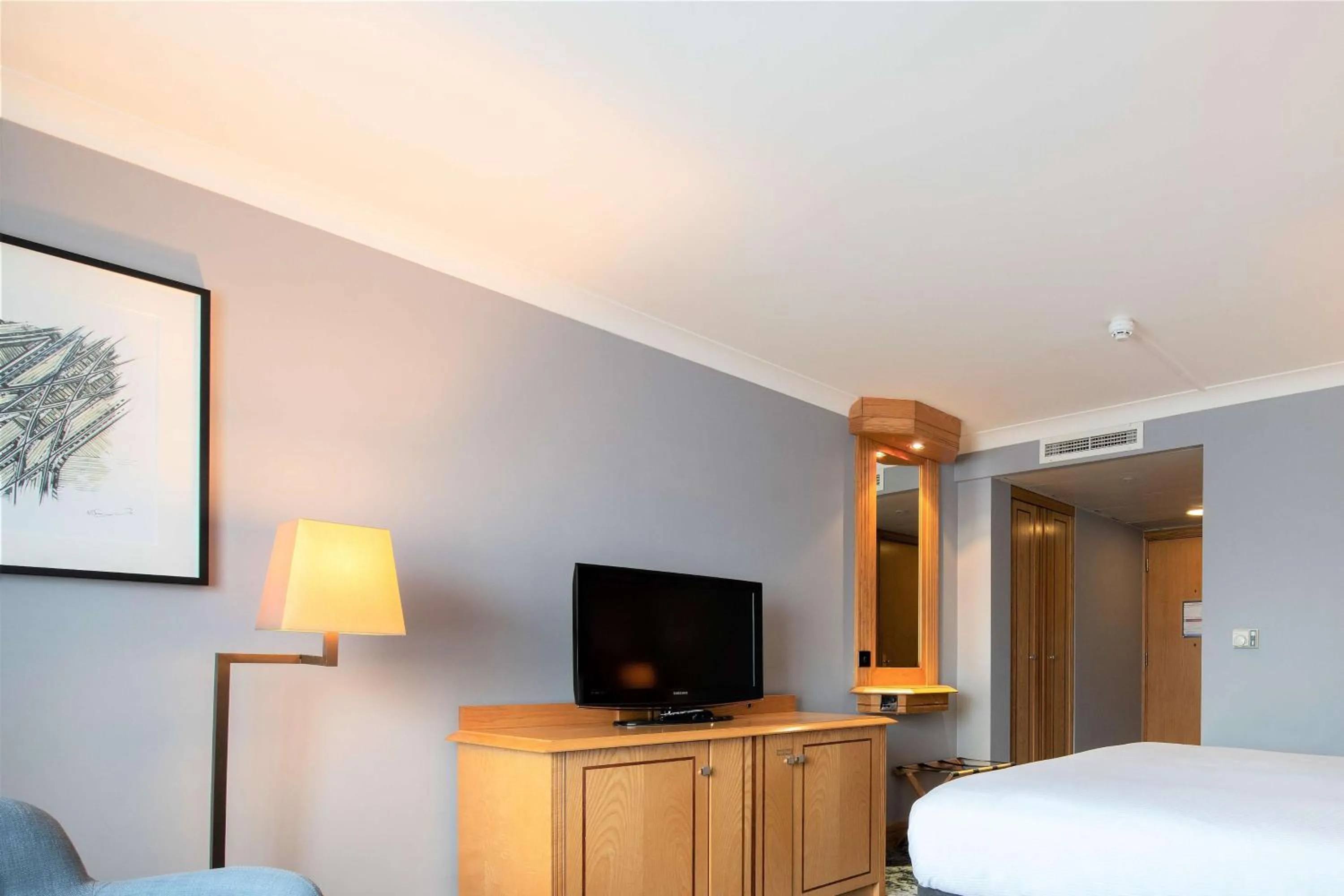 Bed in DoubleTree by Hilton Swindon Hotel