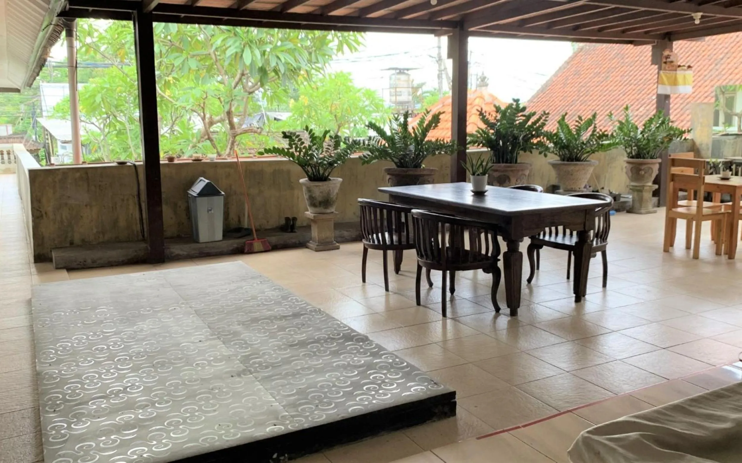 Communal lounge/ TV room in Chendana Homestay Bali