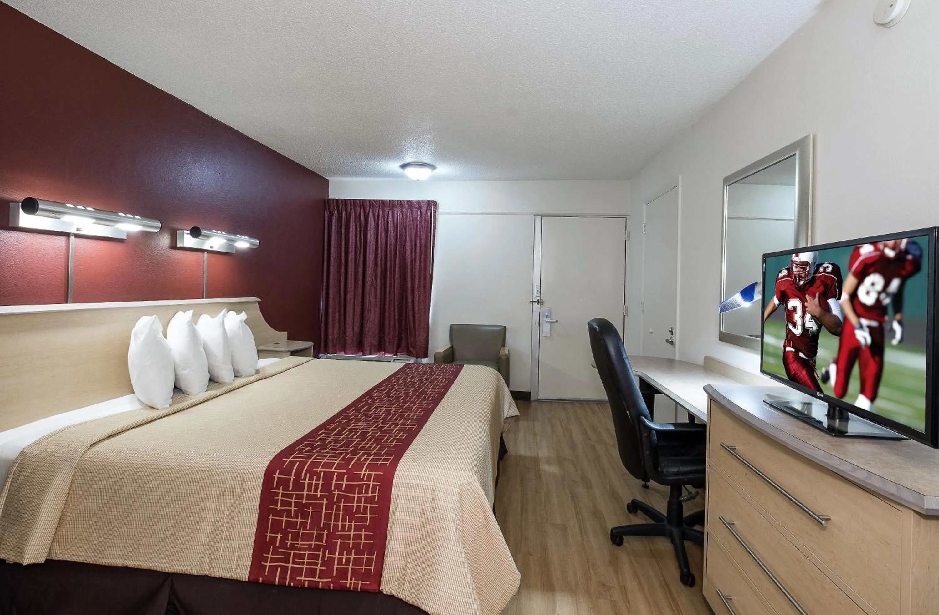 Bedroom, Bed in Red Roof Inn Hagerstown - Williamsport, MD