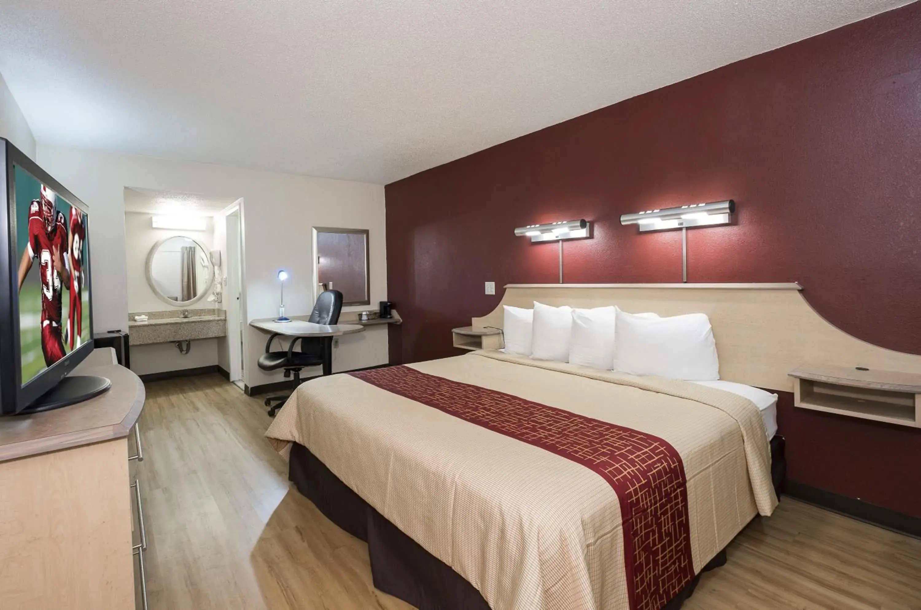 Superior King Room Non-Smoking in Red Roof Inn Hagerstown - Williamsport, MD Superior King Room Non-Smoking in Red Roof Inn Hagerstown - Williamsport, MD