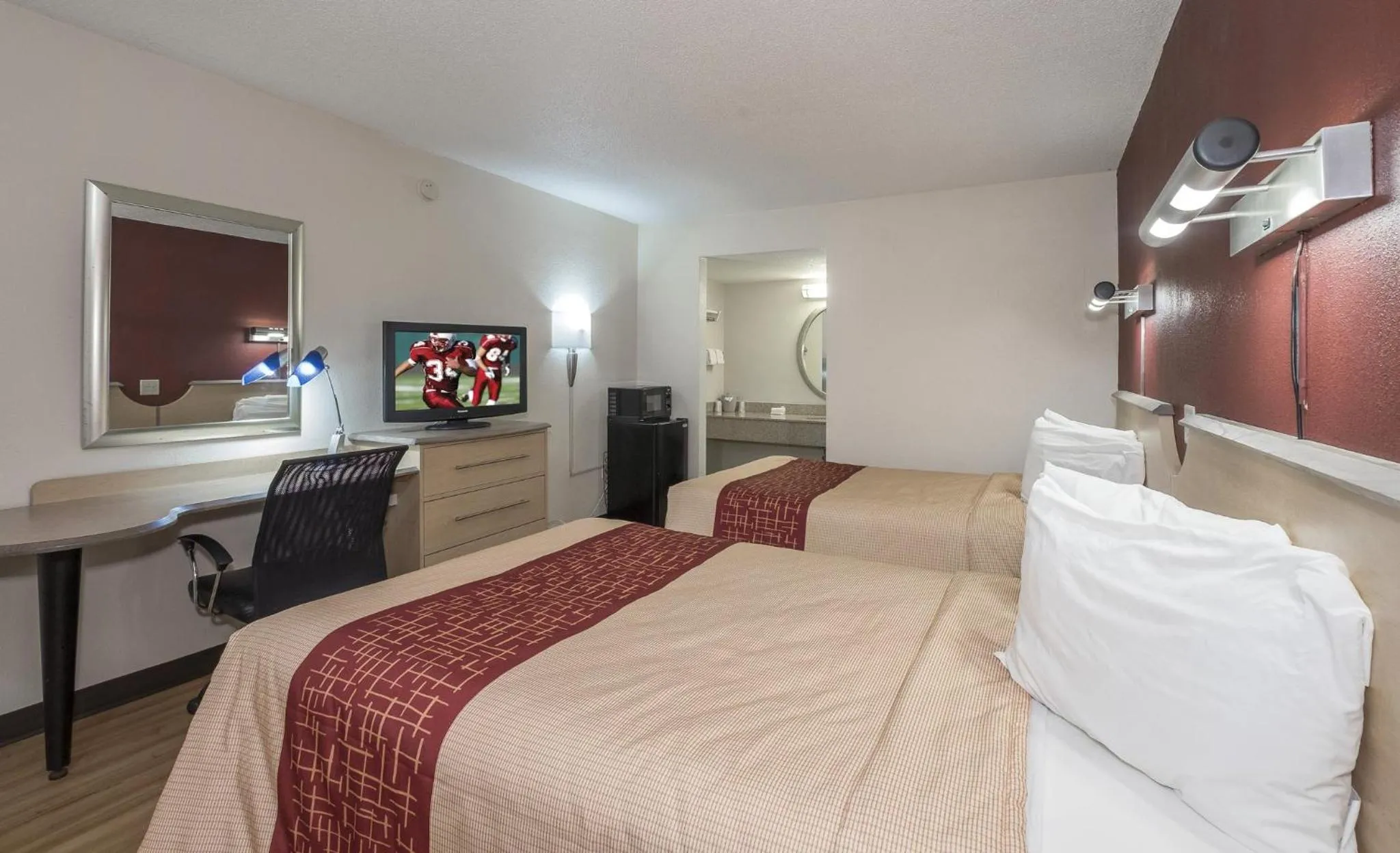 Bedroom, Bed in Red Roof Inn Hagerstown - Williamsport, MD
