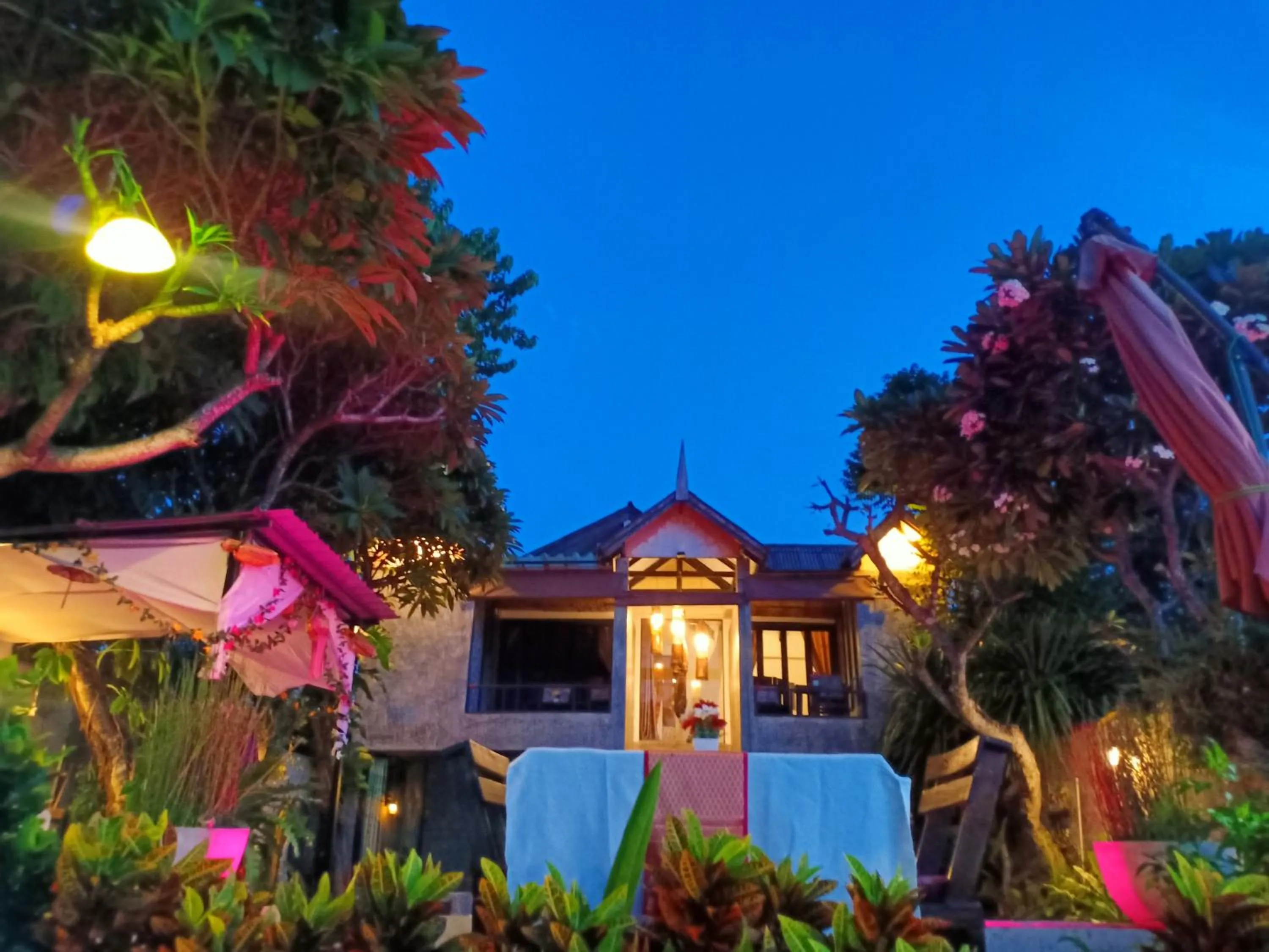 Restaurant/places to eat in Sofa Gallery Hotel