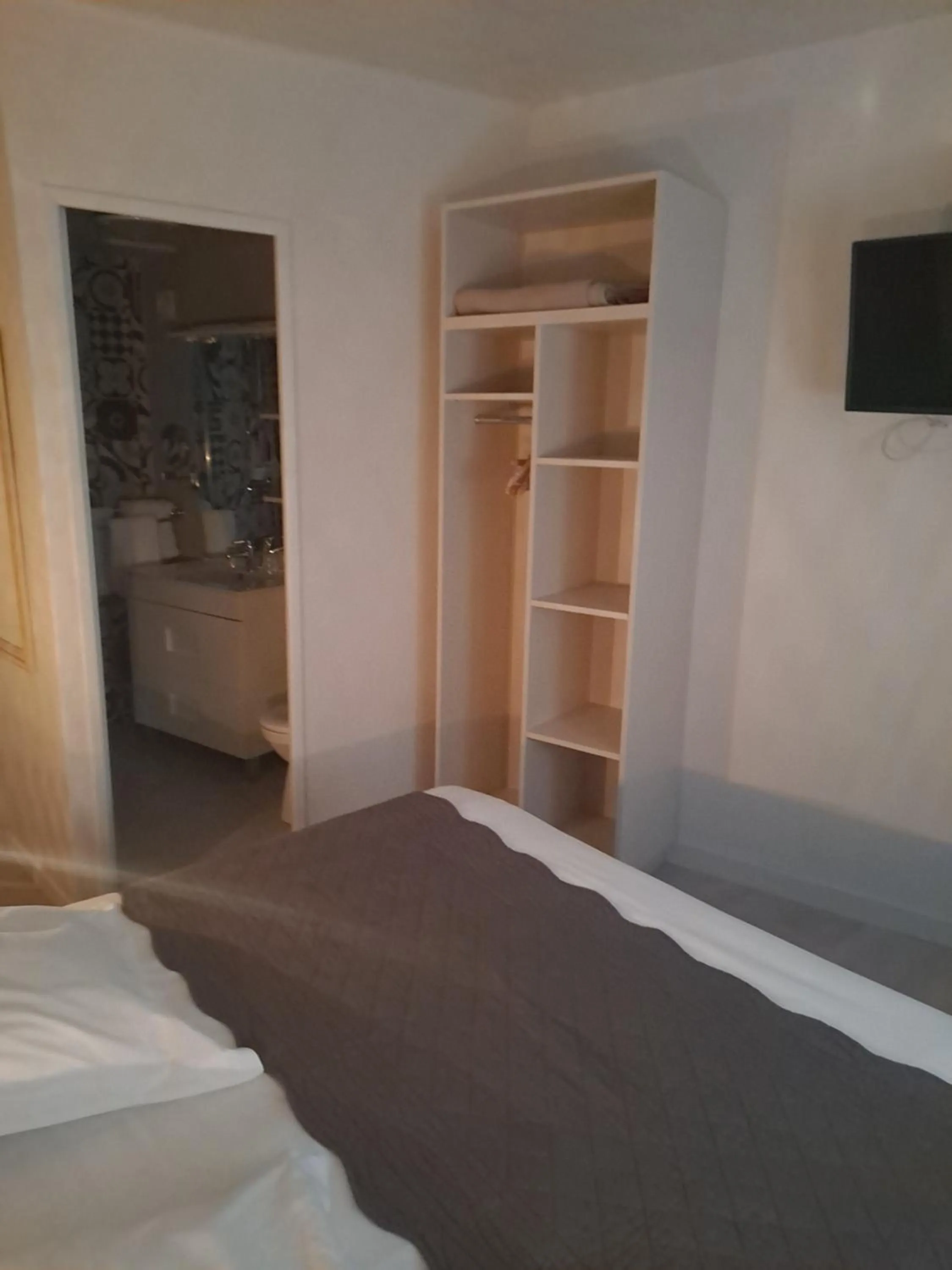 Photo of the whole room, Bed in Hôtel Du Viaduc