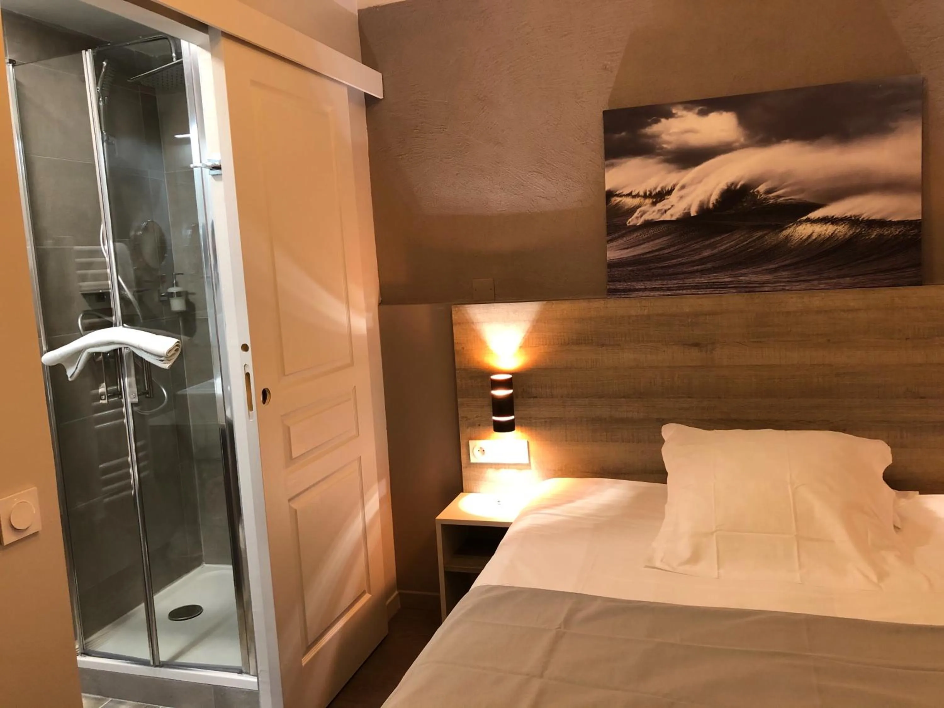 Shower, Bed in Hôtel Du Viaduc