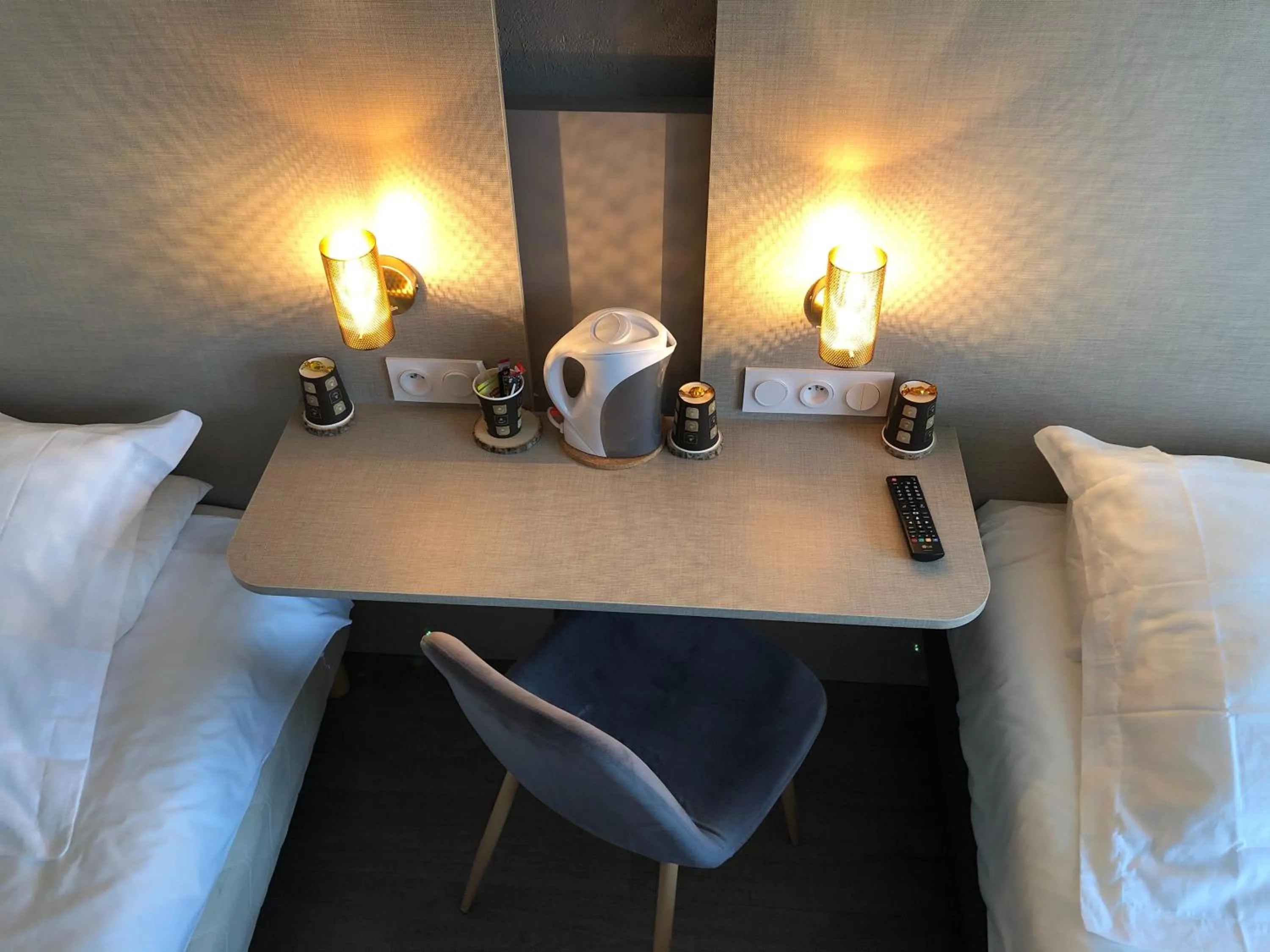 Coffee/tea facilities, Bed in Hôtel Du Viaduc