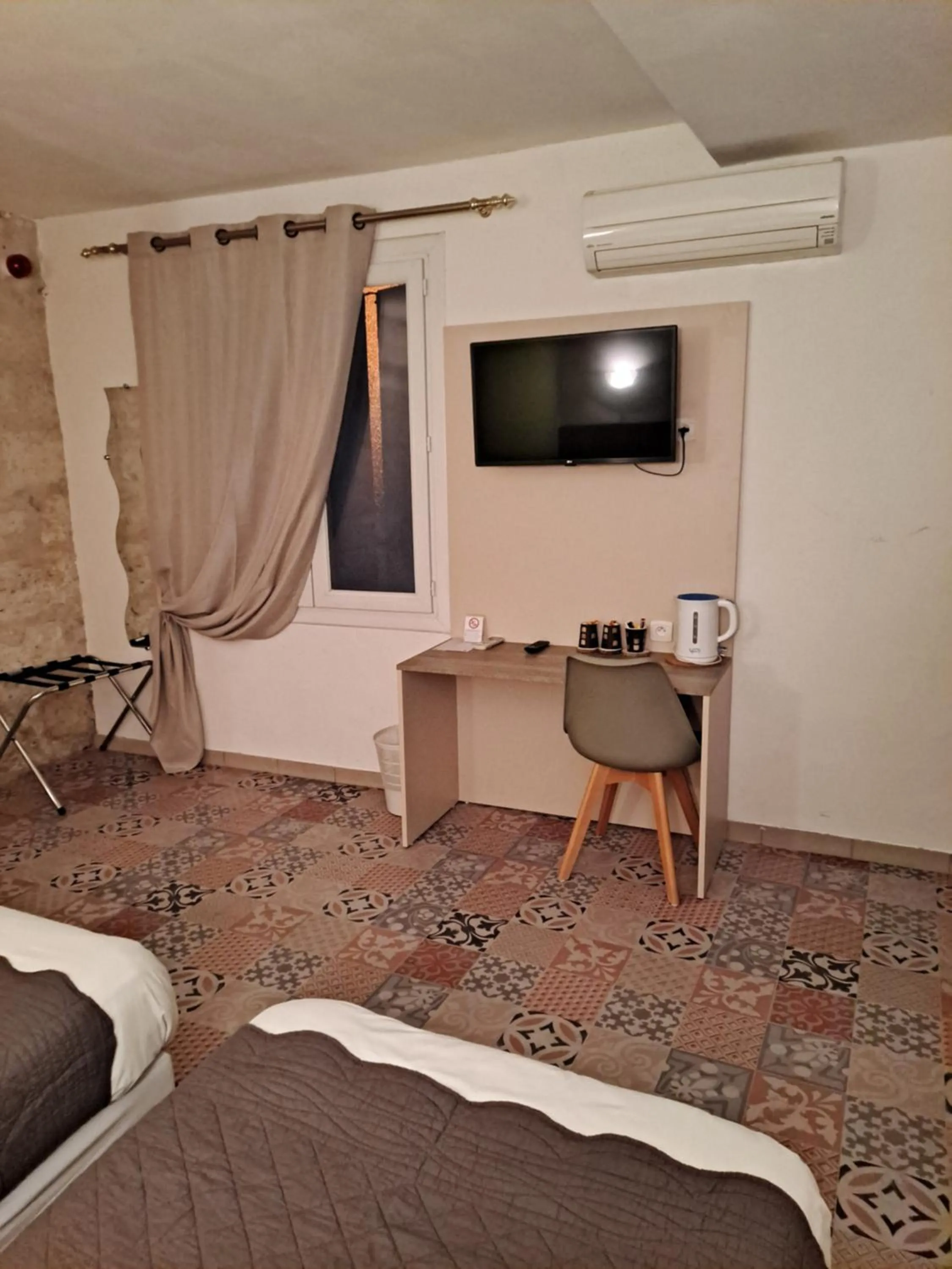 Photo of the whole room, Bed in Hôtel Du Viaduc