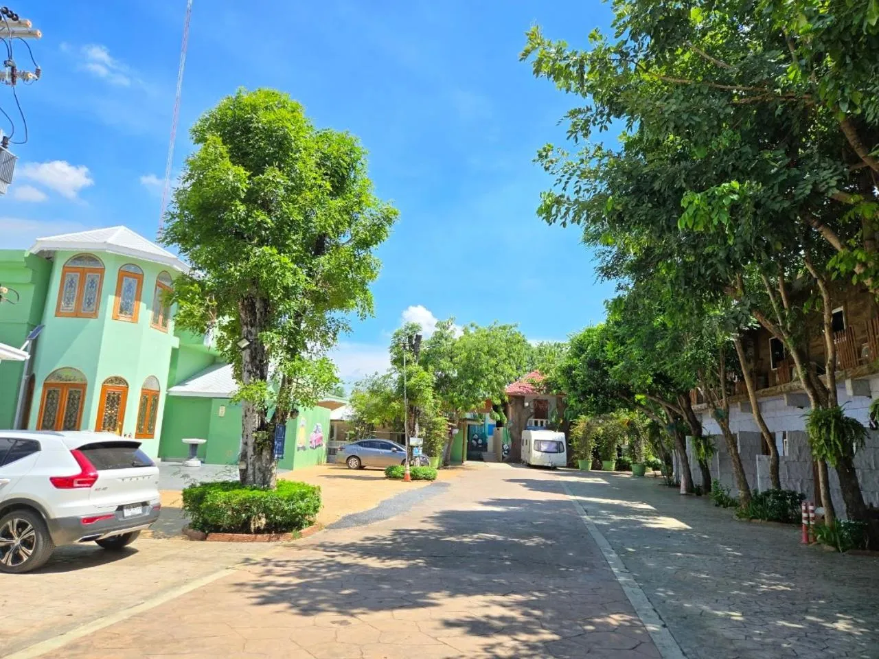 Parking in Suwanna Riverside