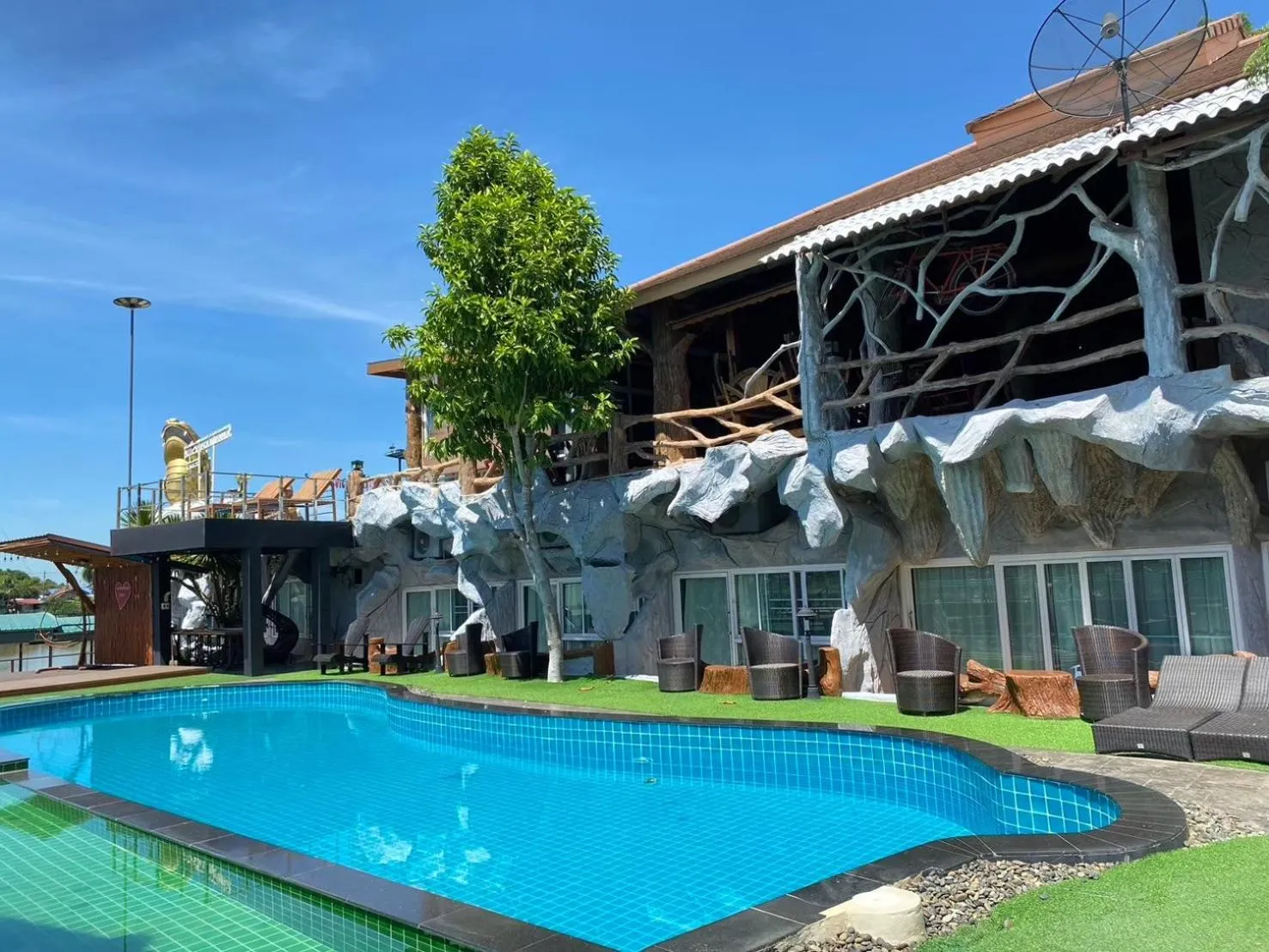 Swimming pool in Suwanna Riverside