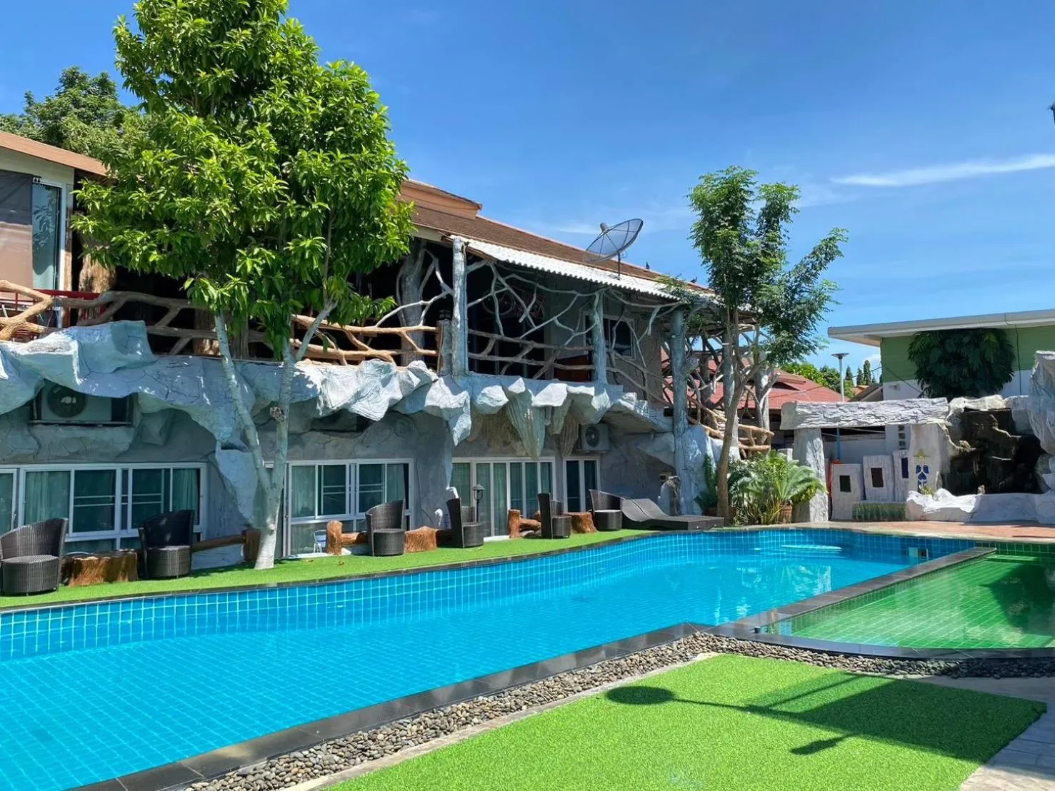 Swimming pool in Suwanna Riverside