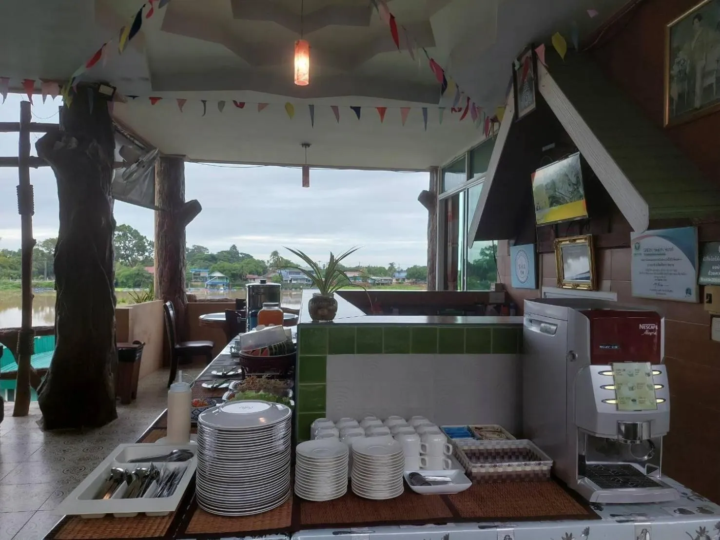 Restaurant/places to eat in Suwanna Riverside