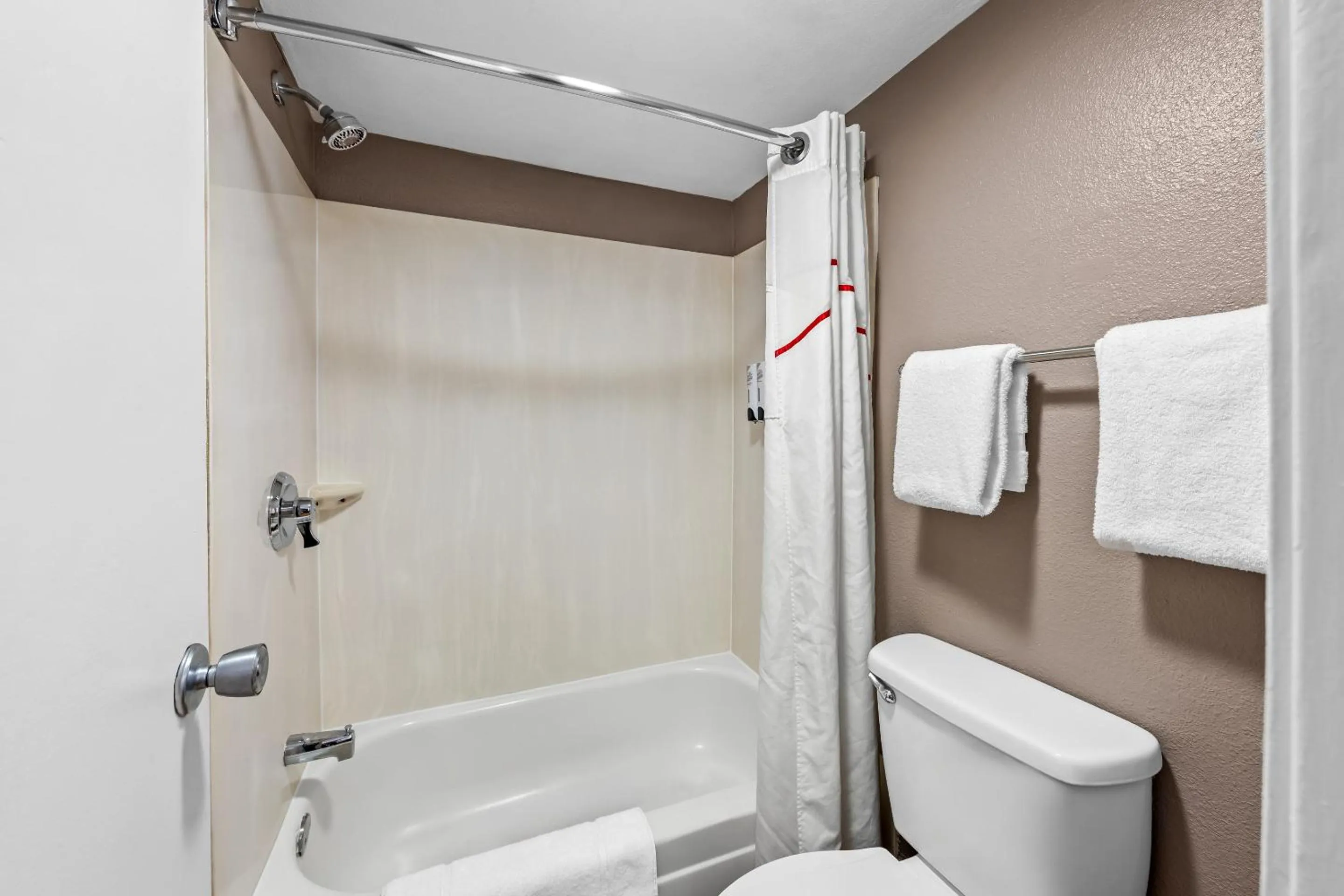 Bathroom in Red Roof Inn Columbus West - Hilliard