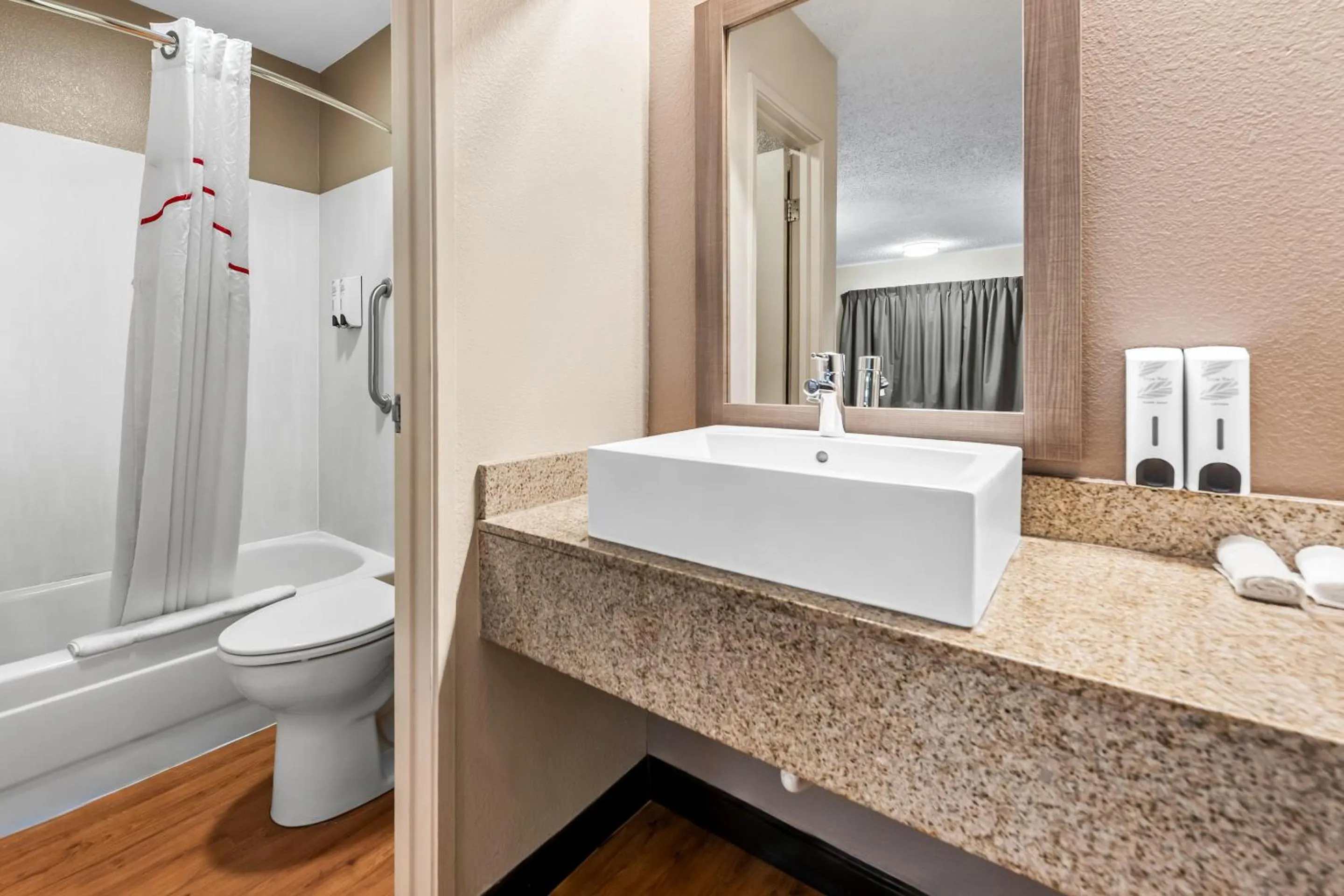 Bathroom in Red Roof Inn Columbus West - Hilliard