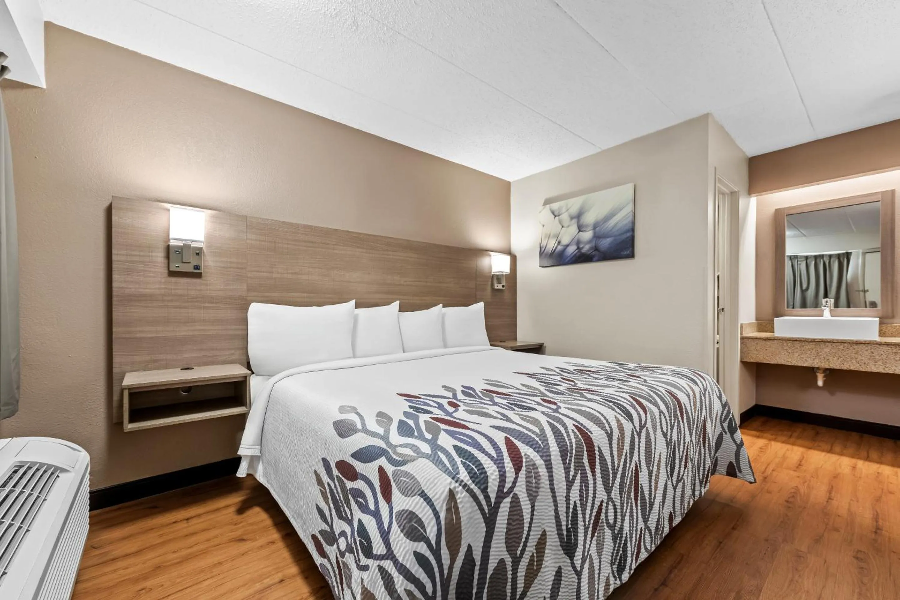 Photo of the whole room, Bed in Red Roof Inn Columbus West - Hilliard