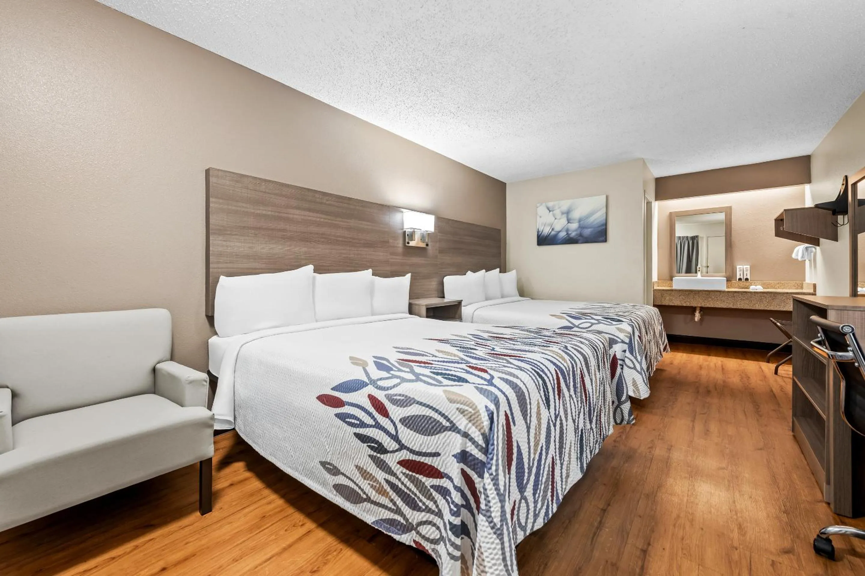 Photo of the whole room, Bed in Red Roof Inn Columbus West - Hilliard