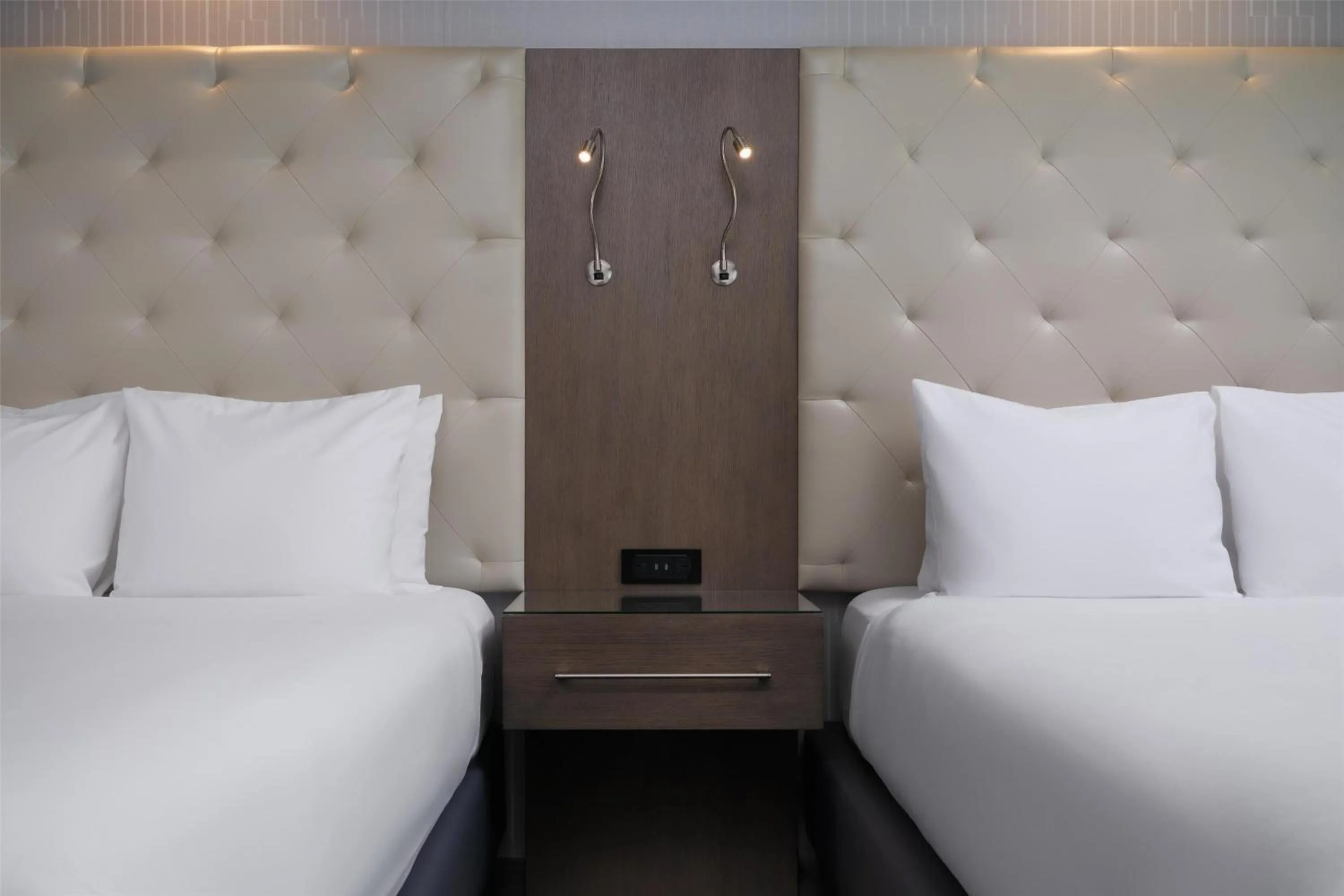 Bedroom, Bed in Best Western Premier Hotel at Fisher's Landing