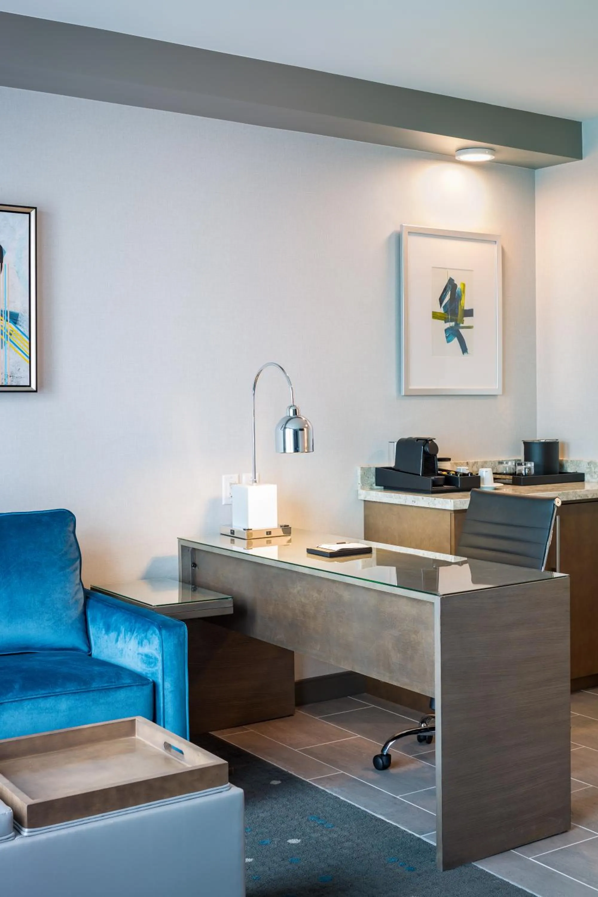 Living room in Best Western Premier Hotel at Fisher's Landing