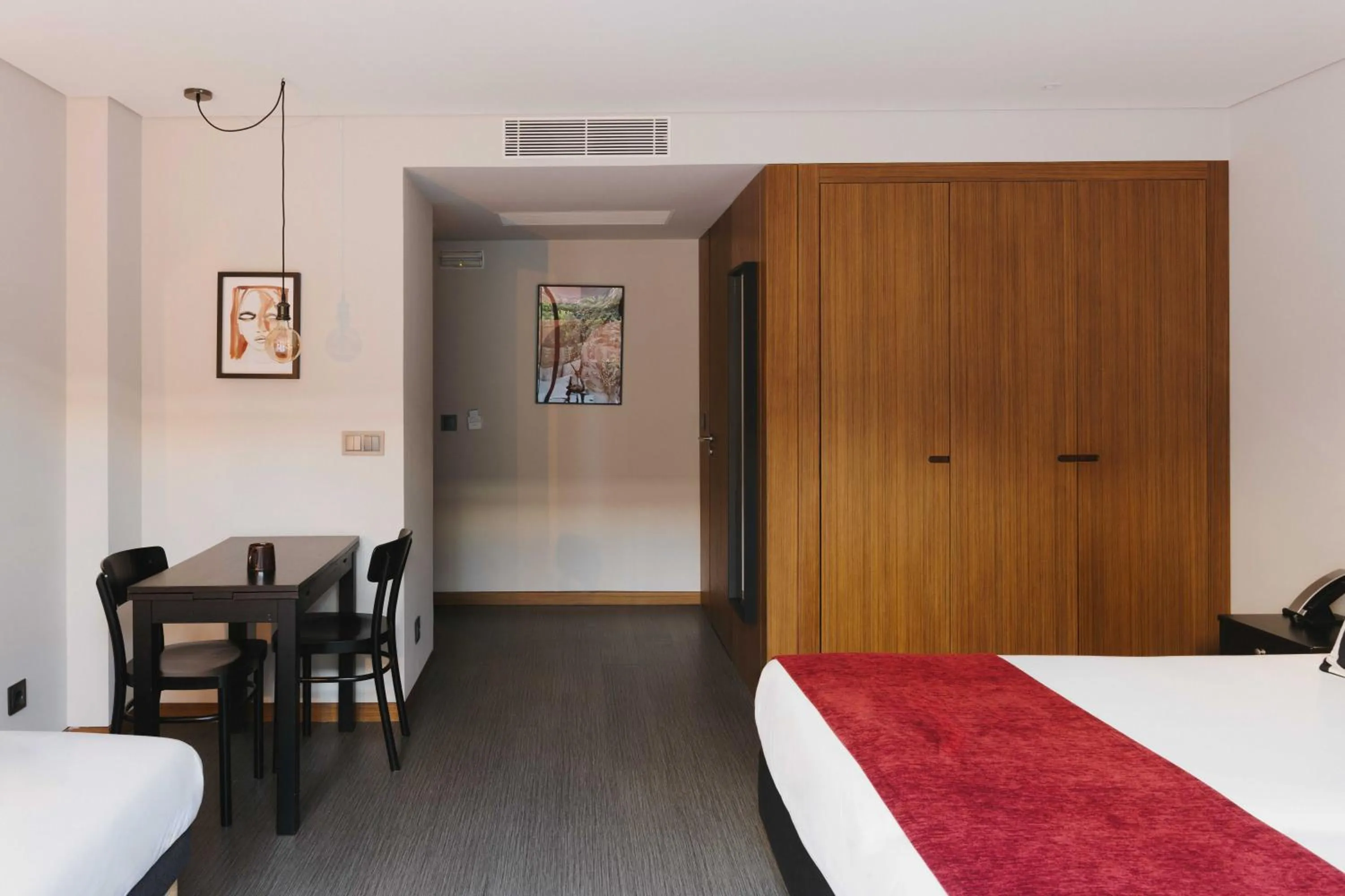 Seating area, Bed in Porto City House