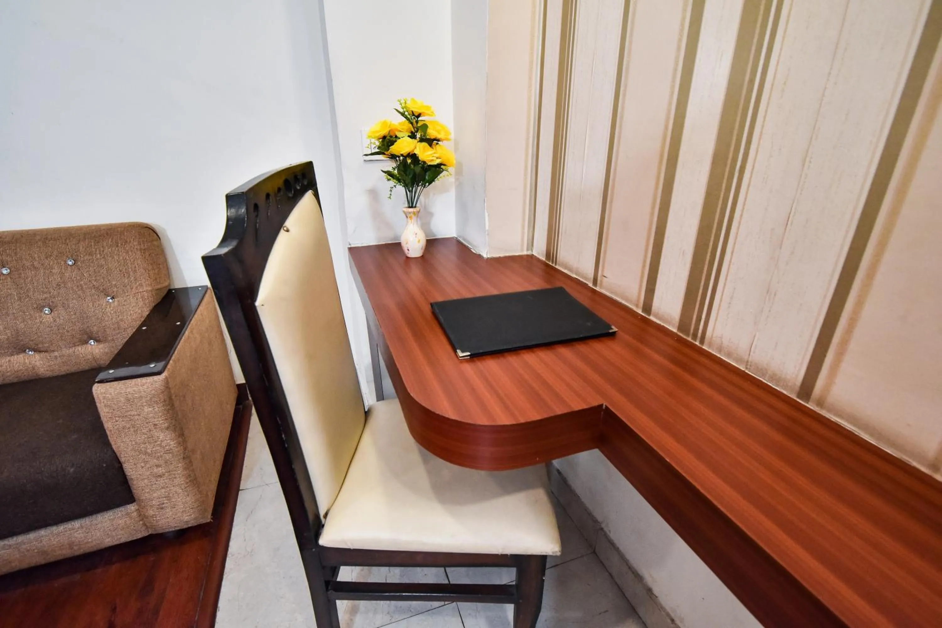 Seating area in Pinaz Royale