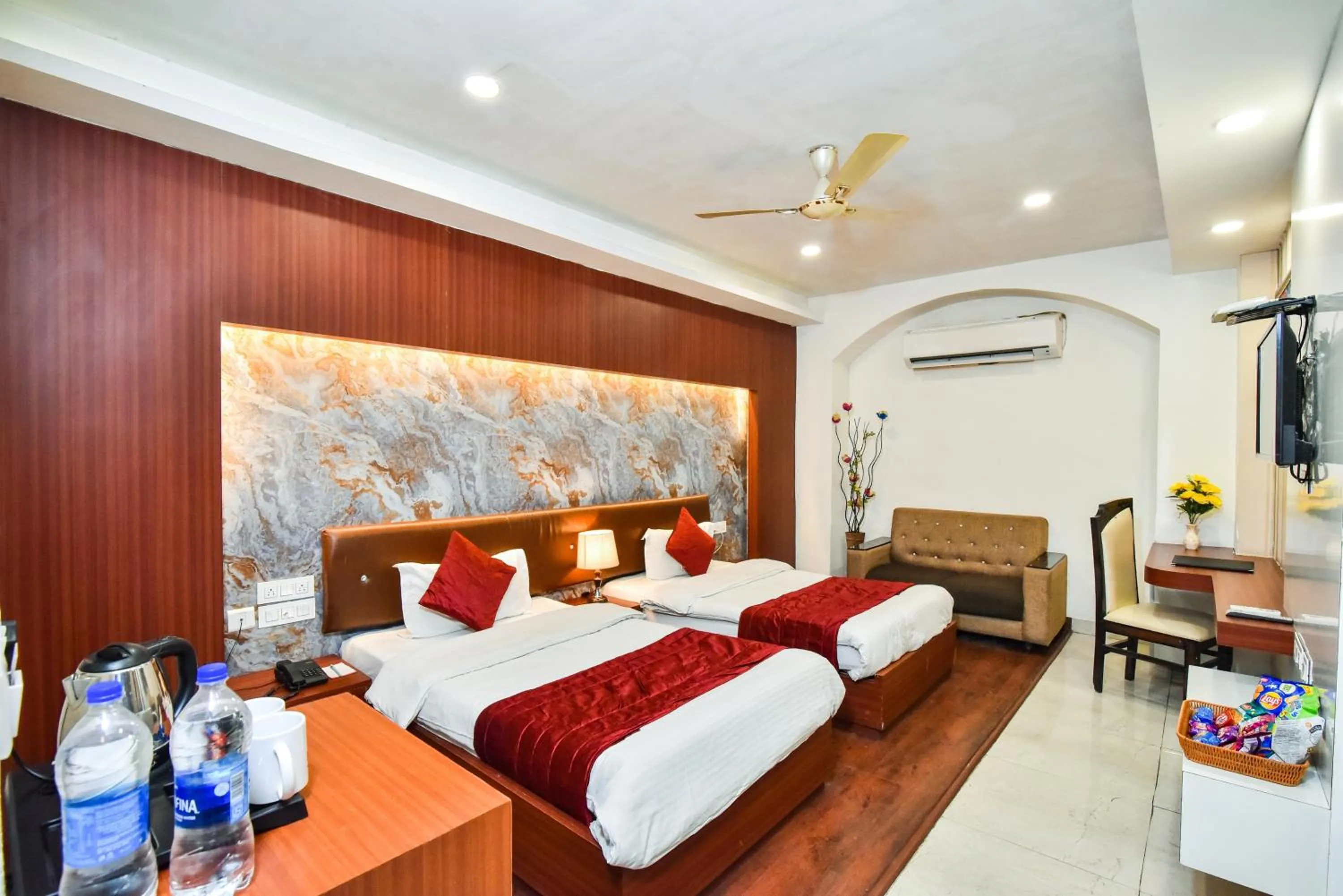 Photo of the whole room, Bed in Pinaz Royale