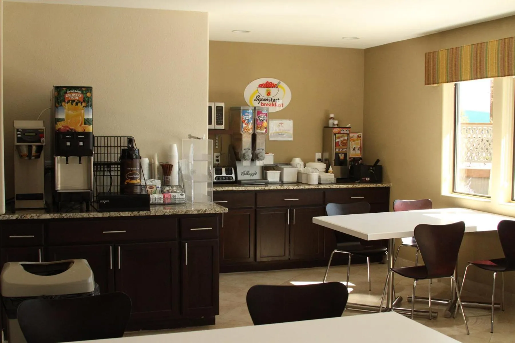 Restaurant/places to eat in Super 8 by Wyndham Montrose