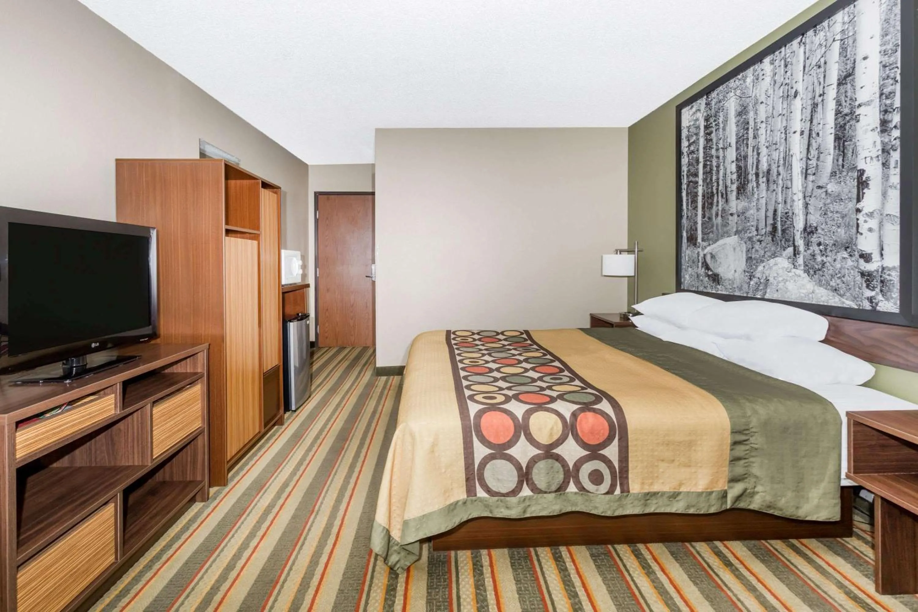 Photo of the whole room, Bed in Super 8 by Wyndham Montrose