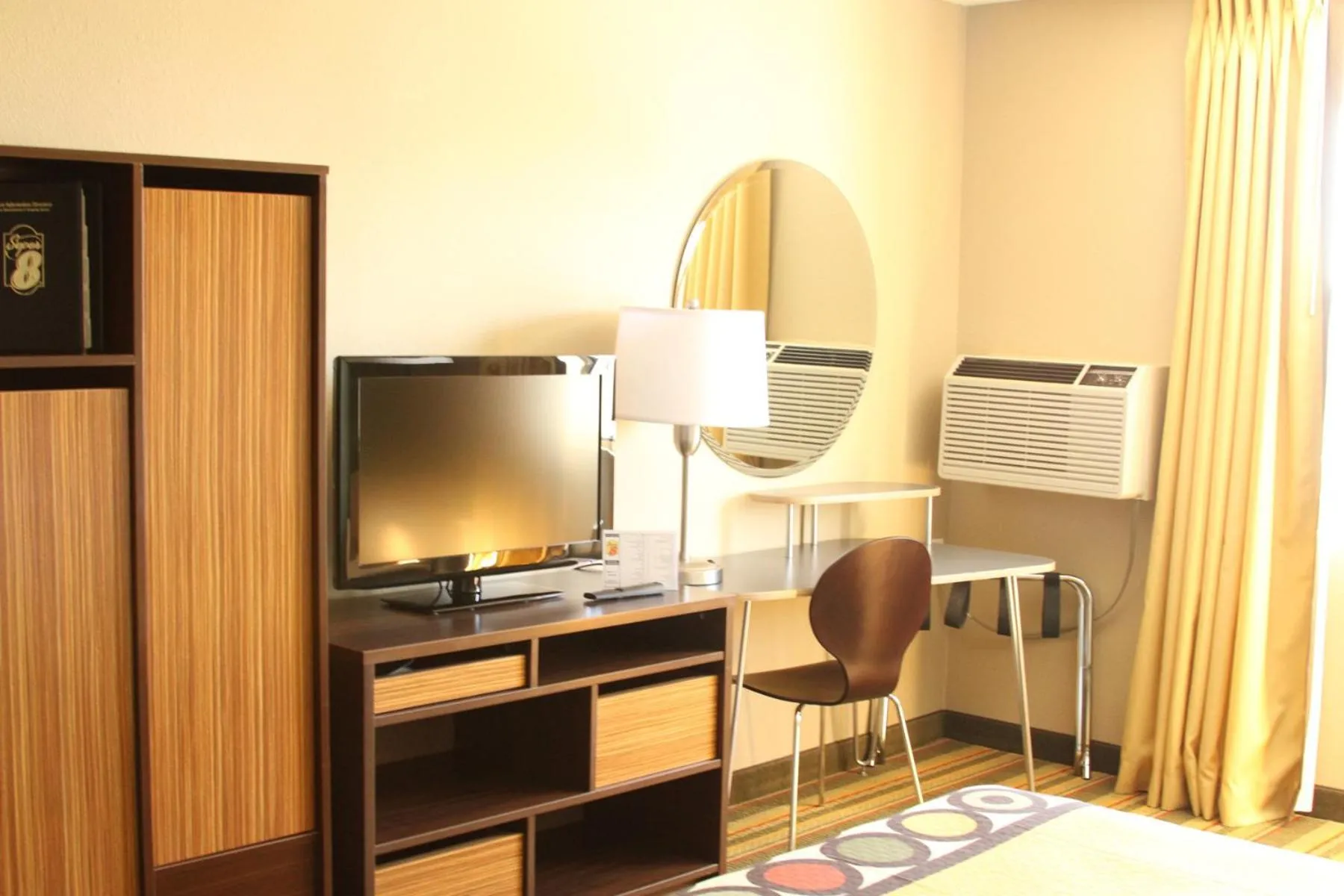 TV and multimedia in Super 8 by Wyndham Montrose